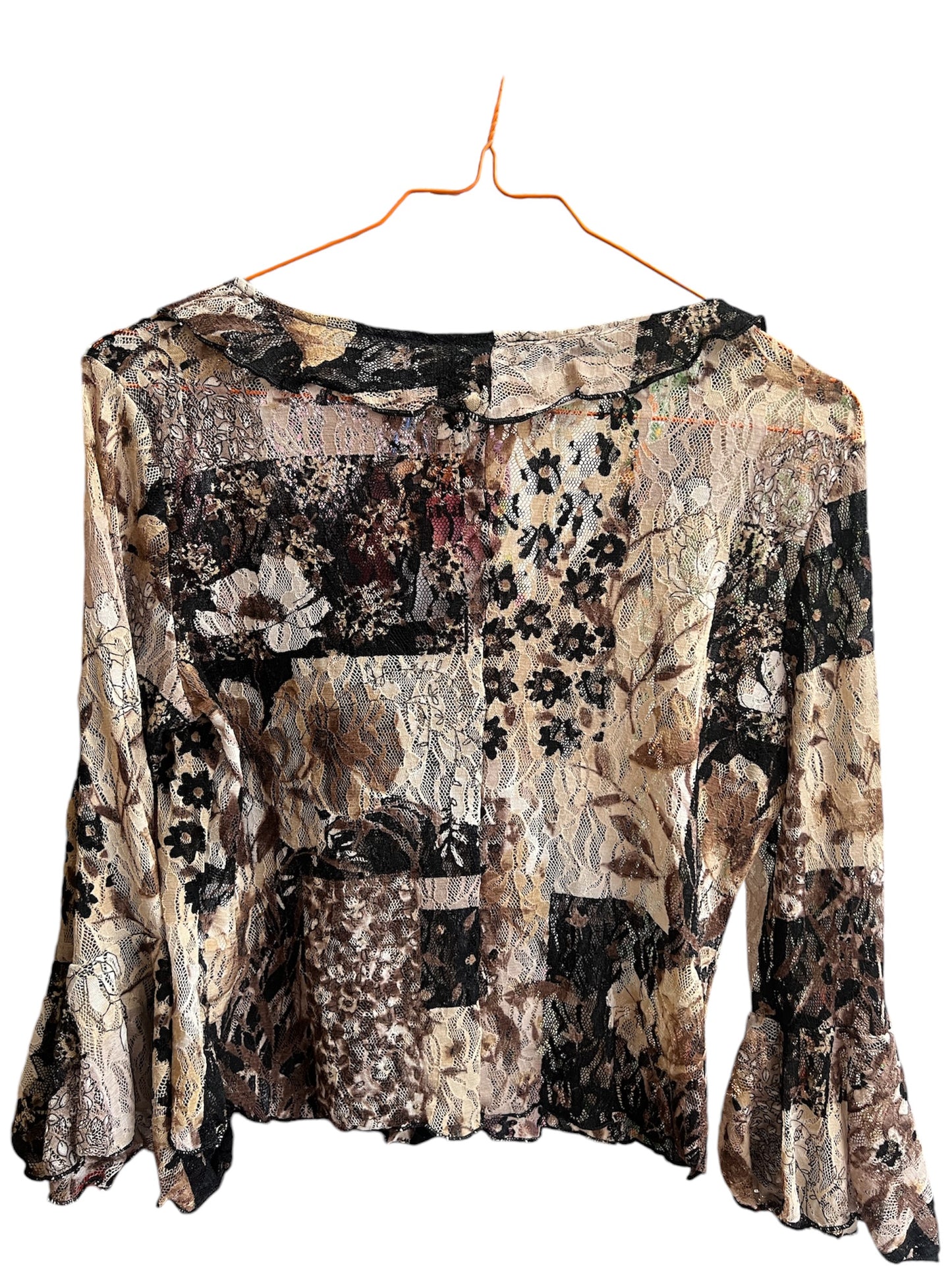 Chemiser en dentelle avec nœud sur le devant noir et beige.
La blouse est à retrouver sur notre boutique en ligne Canaille Vintage ou directement dans notre friperie à Bordeaux centre.