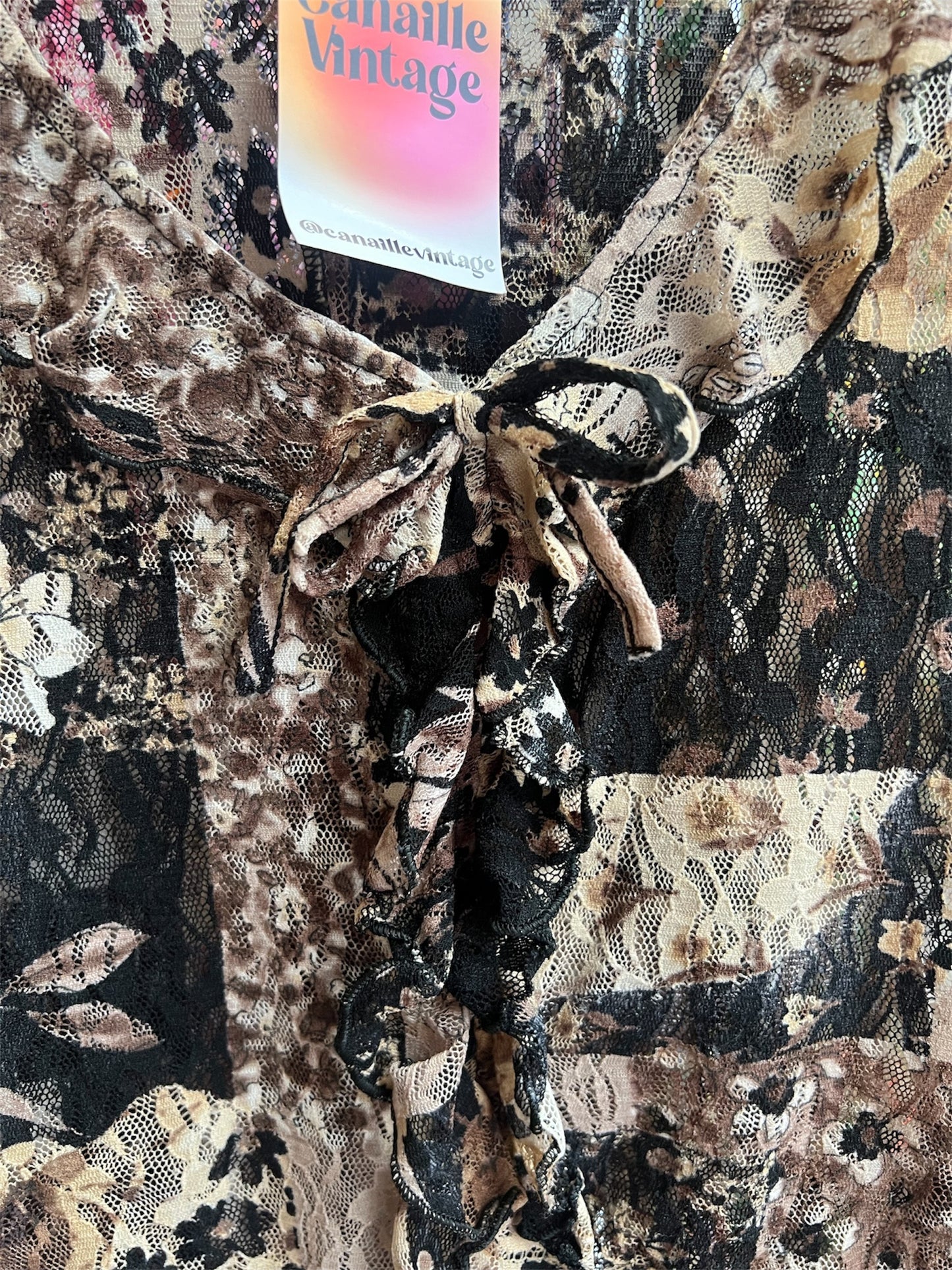Chemiser en dentelle avec nœud sur le devant noir et beige.
La blouse est à retrouver sur notre boutique en ligne Canaille Vintage ou directement dans notre friperie à Bordeaux centre.