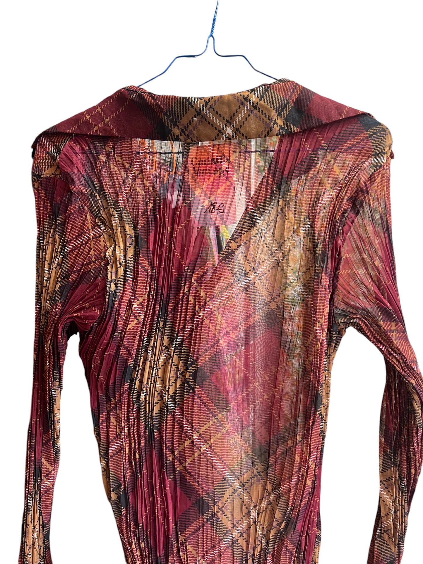 Chemise plissée motif tartan, des années 2000. Couleur bordeaux et marron.
A retrouver sur la friperie en ligne Canaille Vintage et à la friperie à Bordeaux centre
