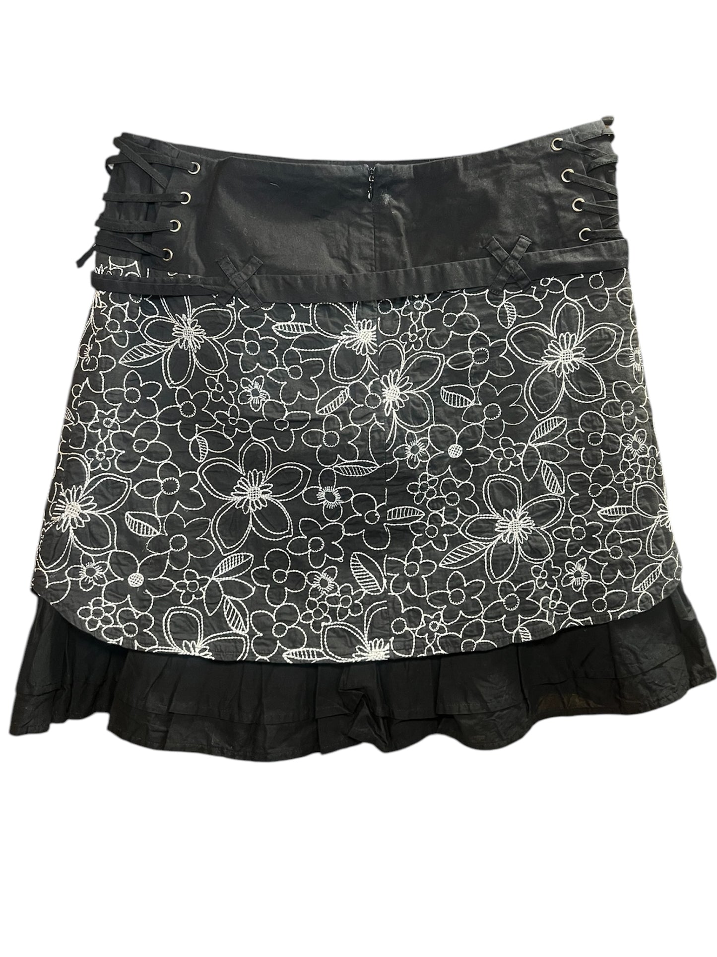 Jupe courte noire et blanche des années 2000, à retrouver chez Canaille Vintage, friperie à Bordeaux Centre