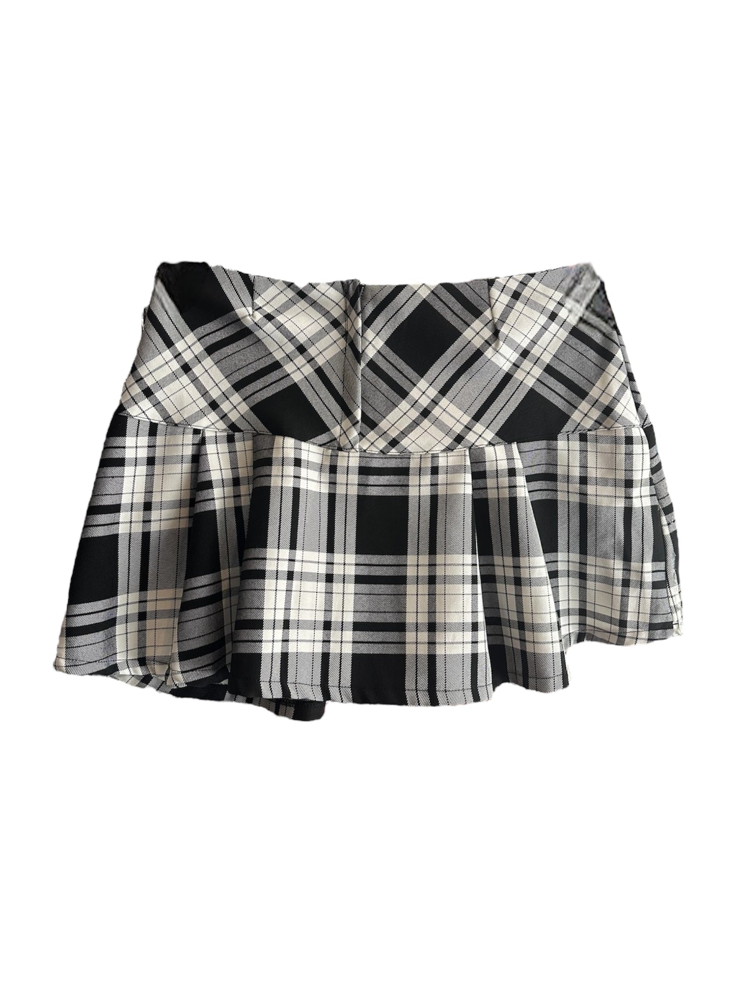 Canaille Vintage vous propose une pièce vintage sélectionnée avec soin.
Une courte jupe à motif tartan noir et blanc. Cette jupe est en taille 38.
Cette pièce vintage est à retrouver dans notre friperie au 39 rue des Bahutiers dans le centre-ville de Bordeaux ou sur le site internet : www.canaillevintage.com