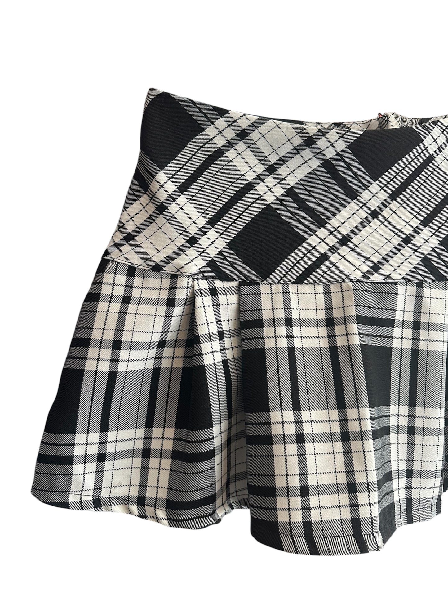 Canaille Vintage vous propose une pièce vintage sélectionnée avec soin.
Une courte jupe à motif tartan noir et blanc. Cette jupe est en taille 38.
Cette pièce vintage est à retrouver dans notre friperie au 39 rue des Bahutiers dans le centre-ville de Bordeaux ou sur le site internet : www.canaillevintage.com