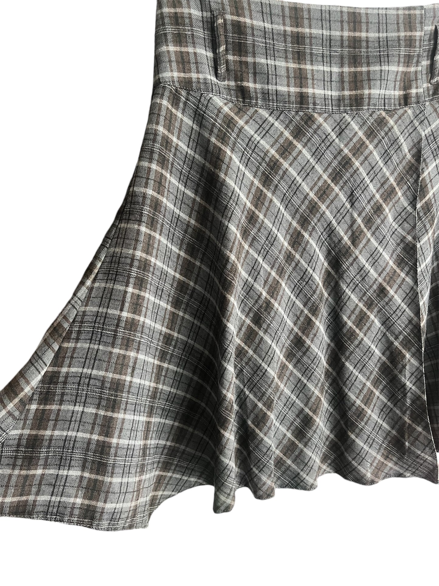 Jupe vintage longue à carreaux, motif tartan.
La jupe est à retrouver sur notre boutique en ligne ou directement dans notre friperie située à Bordeaux centre.