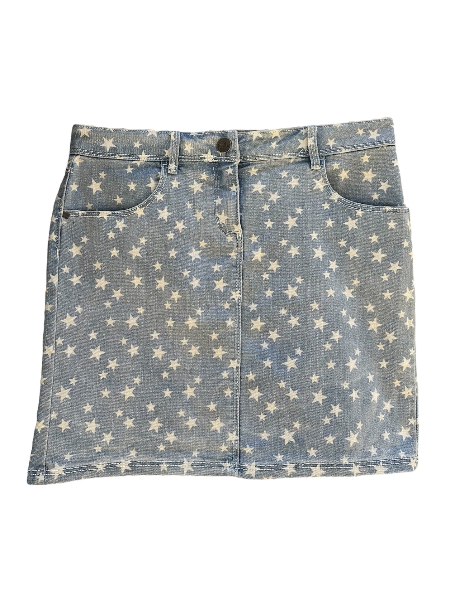 Canaille Vintage vous propose une pièce de seconde main sélectionnée avec soin.
Une mini-jupe en jean avec des motifs d'étoiles blanches de différentes tailles. Cette courte jupe est en taille 36.
Cette pièce de seconde main est à retrouver dans notre friperie au 39 rue des Bahutiers dans le centre-ville de Bordeaux ou sur le site internet : www.canaillevintage.com