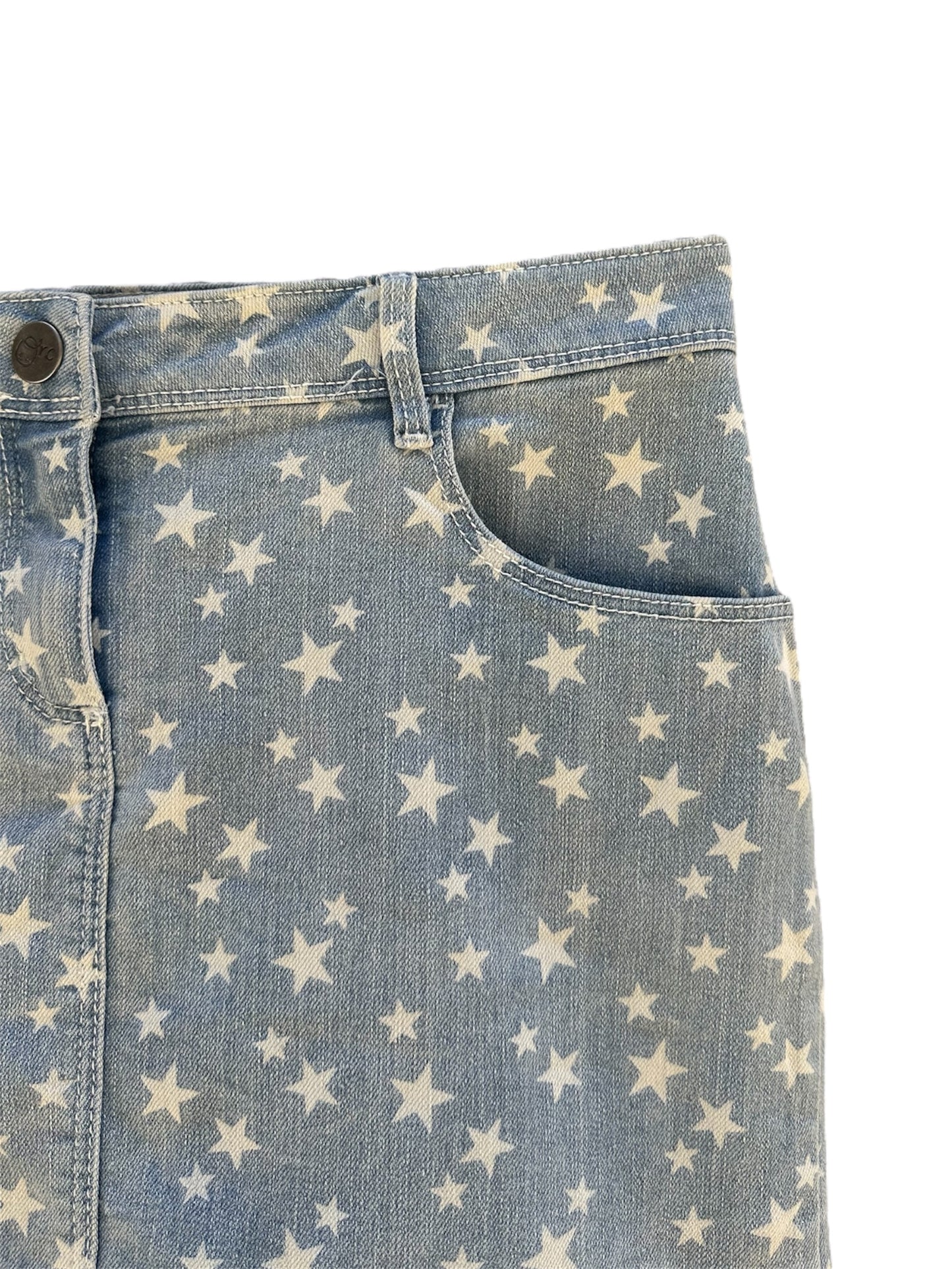 Canaille Vintage vous propose une pièce de seconde main sélectionnée avec soin.
Une mini-jupe en jean avec des motifs d'étoiles blanches de différentes tailles. Cette courte jupe est en taille 36.
Cette pièce de seconde main est à retrouver dans notre friperie au 39 rue des Bahutiers dans le centre-ville de Bordeaux ou sur le site internet : www.canaillevintage.com