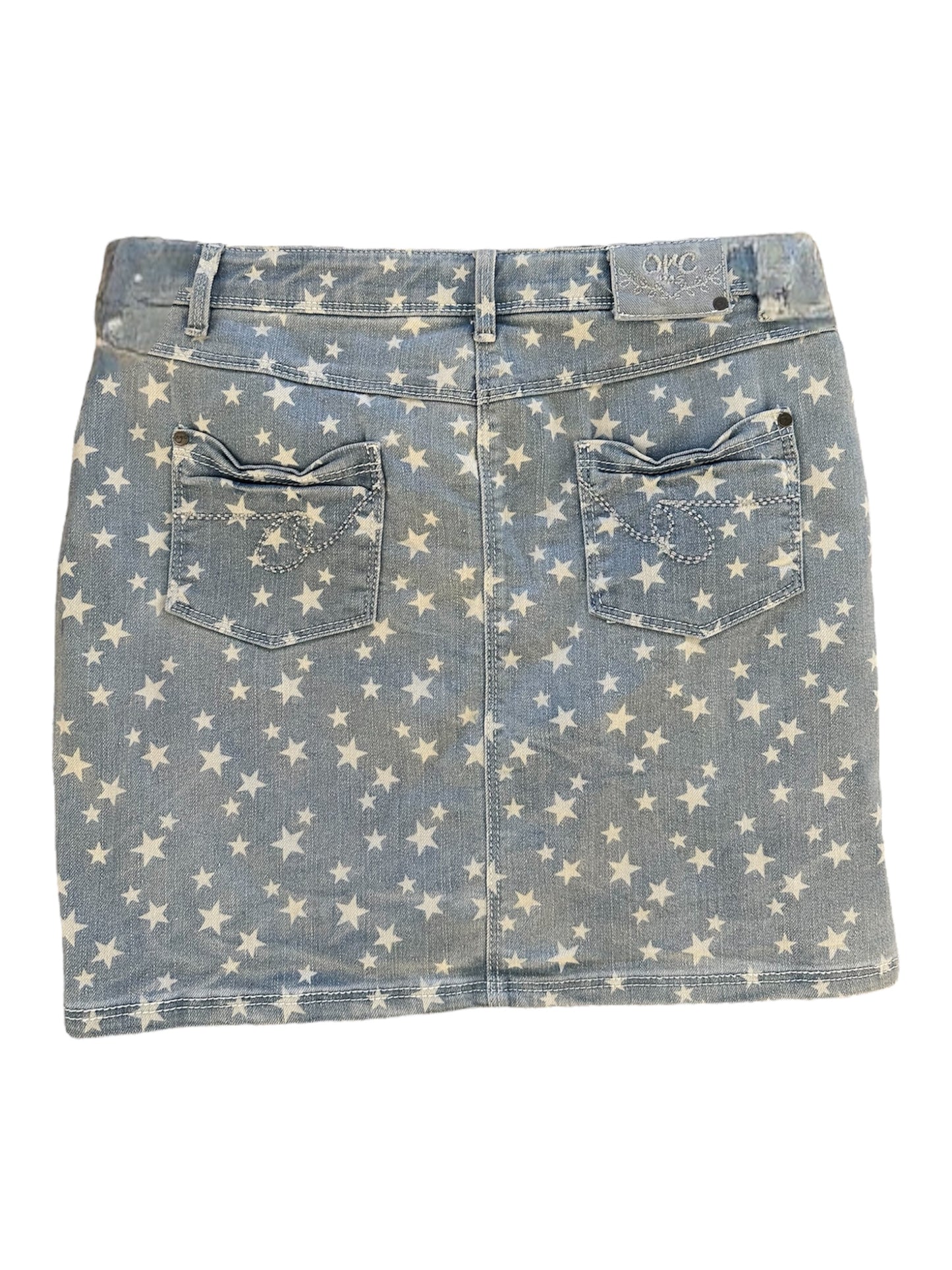 Canaille Vintage vous propose une pièce de seconde main sélectionnée avec soin.
Une mini-jupe en jean avec des motifs d'étoiles blanches de différentes tailles. Cette courte jupe est en taille 36.
Cette pièce de seconde main est à retrouver dans notre friperie au 39 rue des Bahutiers dans le centre-ville de Bordeaux ou sur le site internet : www.canaillevintage.com