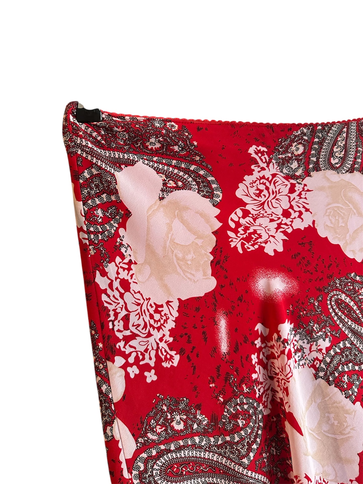 Jupe Y2K rouge à motifs, en mesh. A retrouver chez Canaille Vintage, friperie à bordeaux.