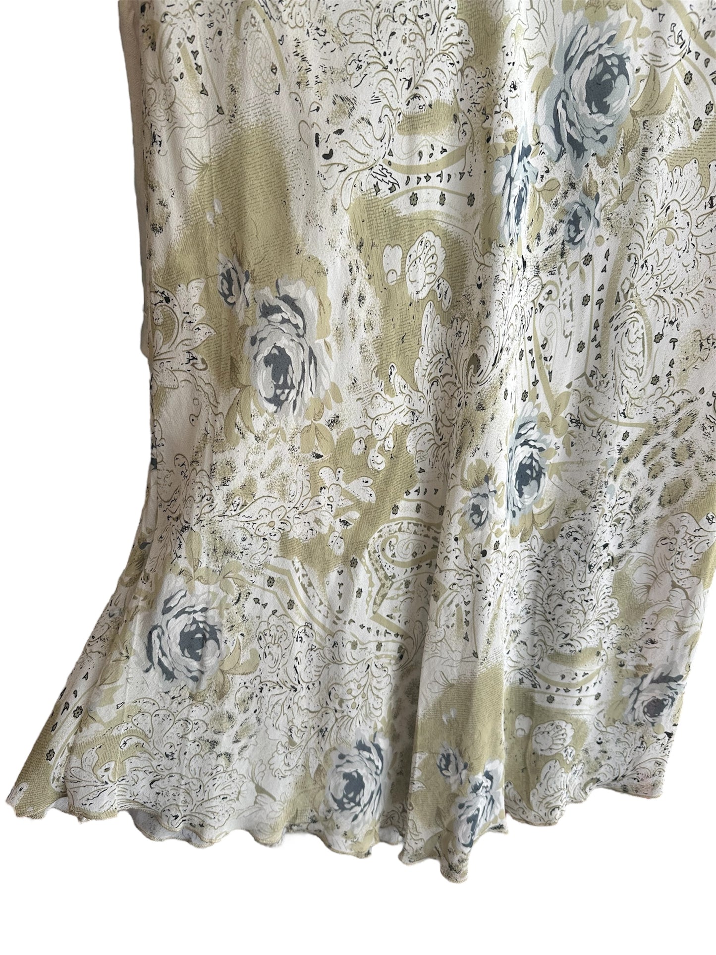 Canaille Vintage vous propose une pièce vintage sélectionnée avec soin.
Une jupe verte pâle à motifs floraux. Il y a un élastique pour s'ajuster parfaitement à la taille de chacun/es. Cette jupe est en taille 40.
Cette pièce vintage est à retrouver dans notre friperie au 39 rue des Bahutiers dans le centre-ville de Bordeaux ou sur le site internet : www.canaillevintage.com