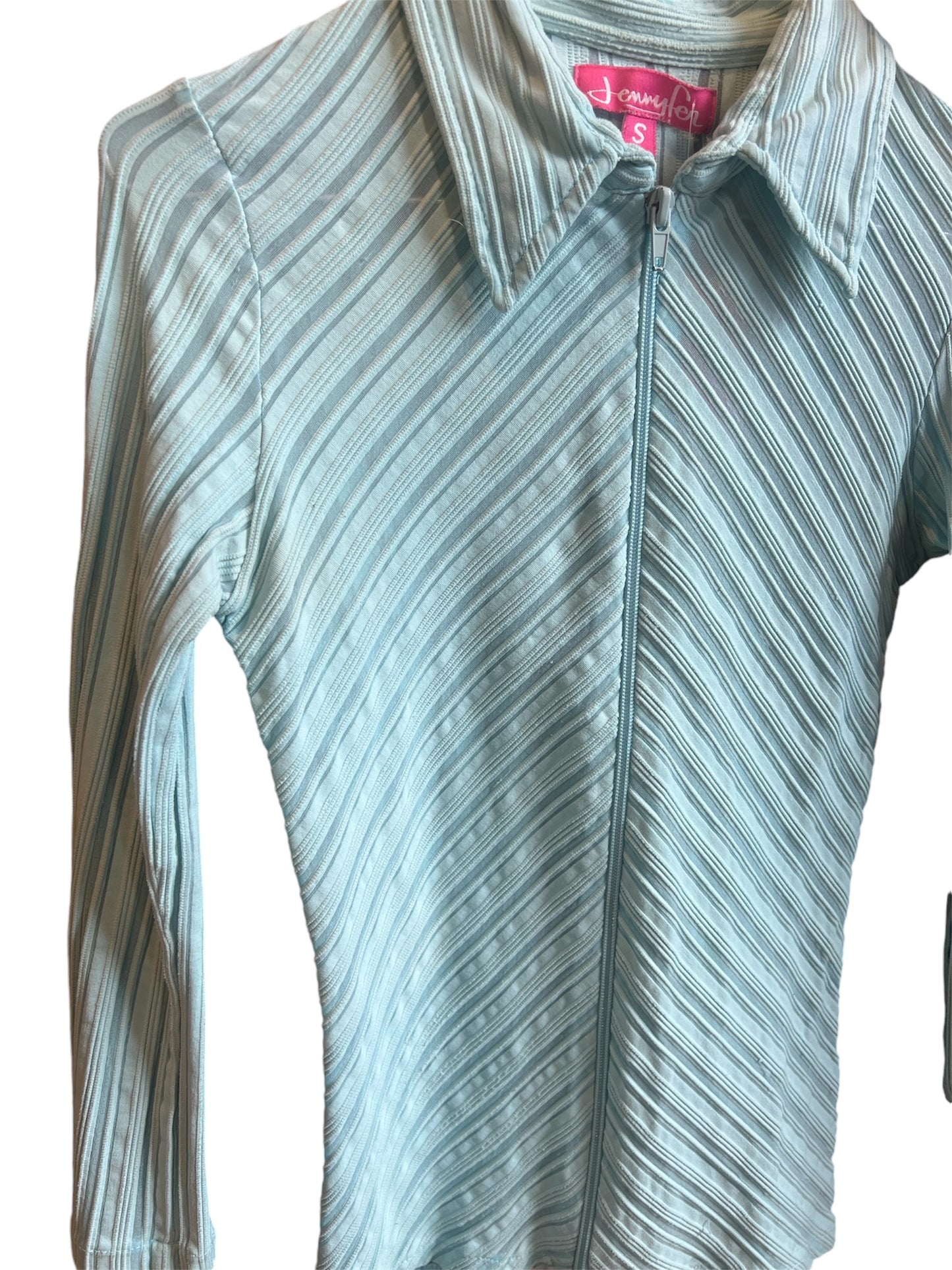 Cette chemise zippée de couleur bleu clair et d'une matière texturée est à retrouver sur notre boutique en ligne ou dans notre friperie à Bordeaux, dans le centre-ville.