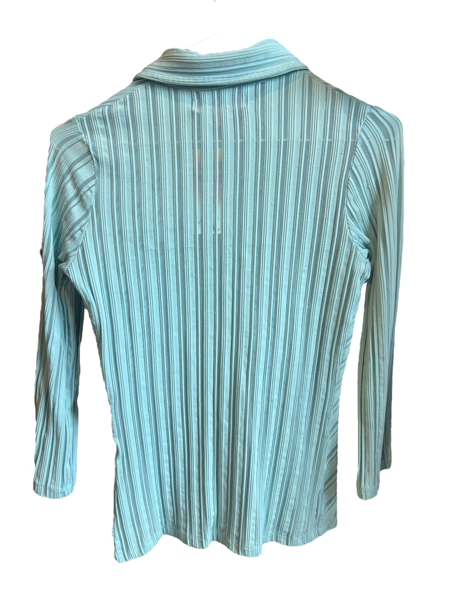Cette chemise zippée de couleur bleu clair et d'une matière texturée est à retrouver sur notre boutique en ligne ou dans notre friperie à Bordeaux, dans le centre-ville.