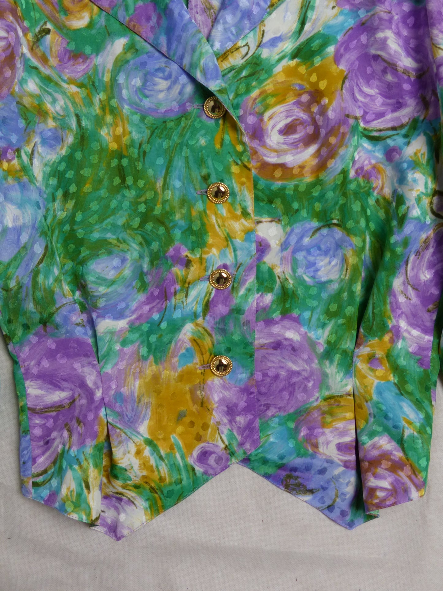 détail boutons dorés blouse colorée