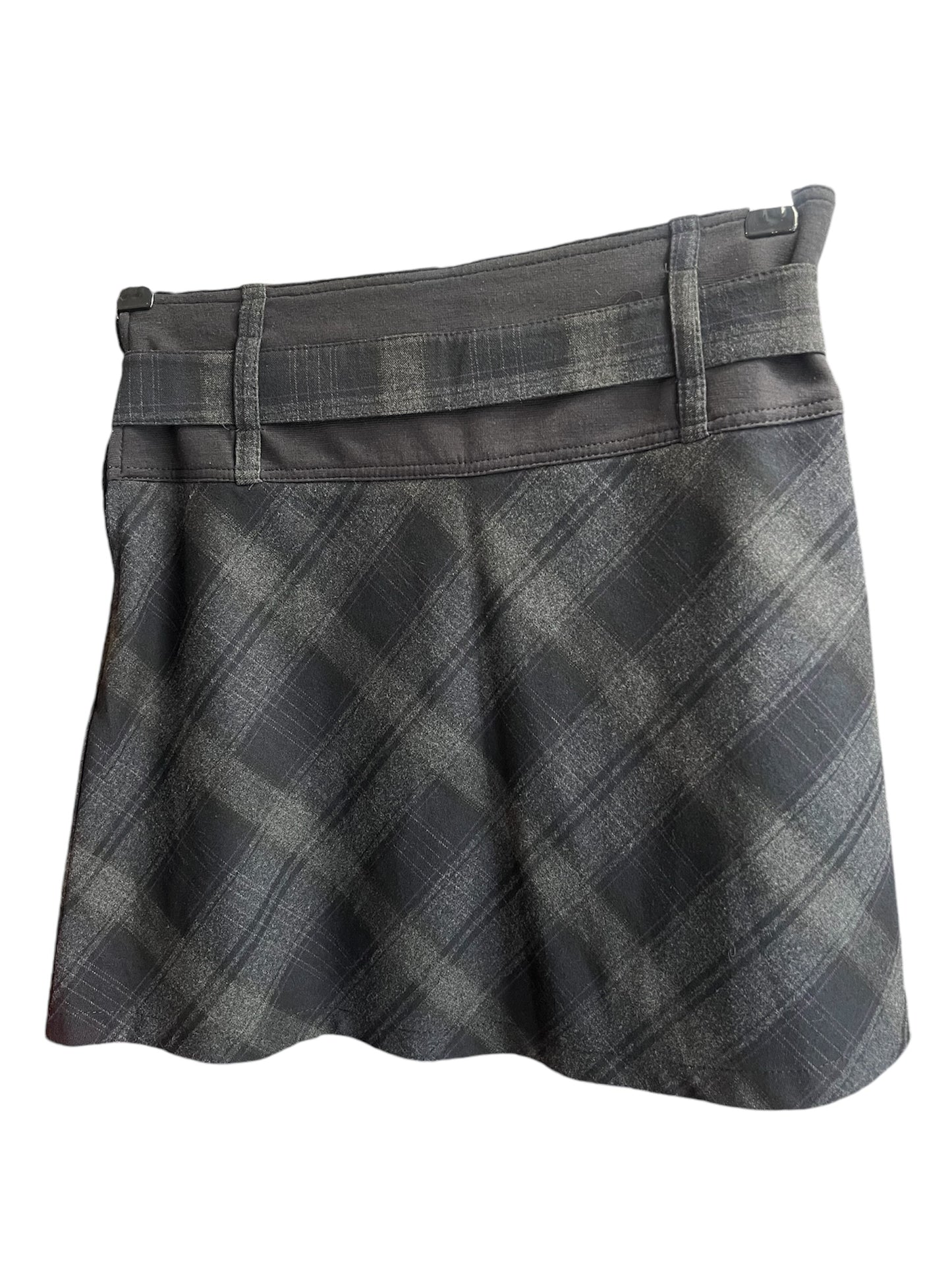 Jupe courte tartan avec une ceinture intégrée. La jupe est à retrouver sur notre boutique en ligne ou dans notre friperie située dans le centre-ville de Bordeaux.