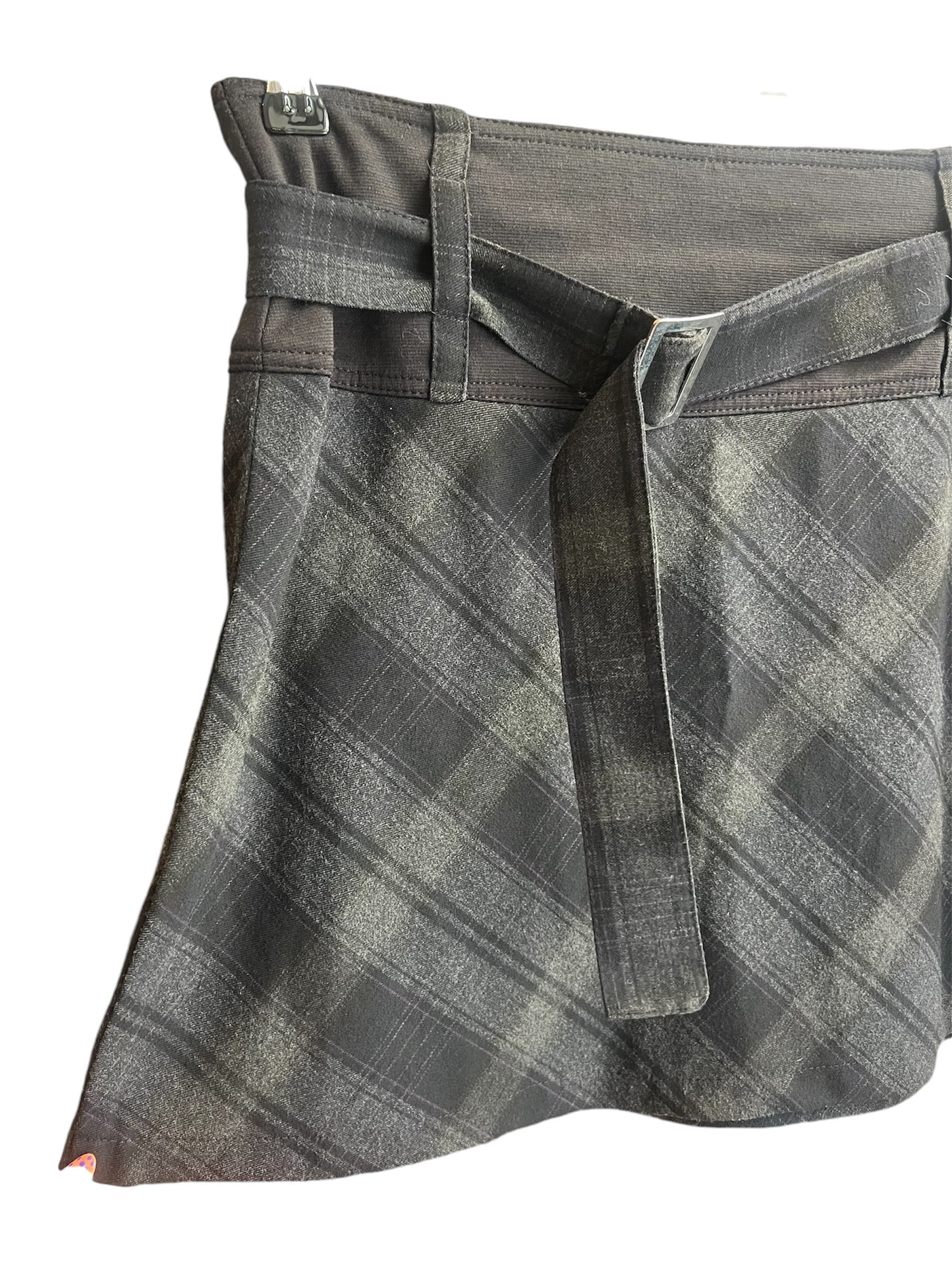 Jupe courte tartan avec une ceinture intégrée. La jupe est à retrouver sur notre boutique en ligne ou dans notre friperie située dans le centre-ville de Bordeaux.