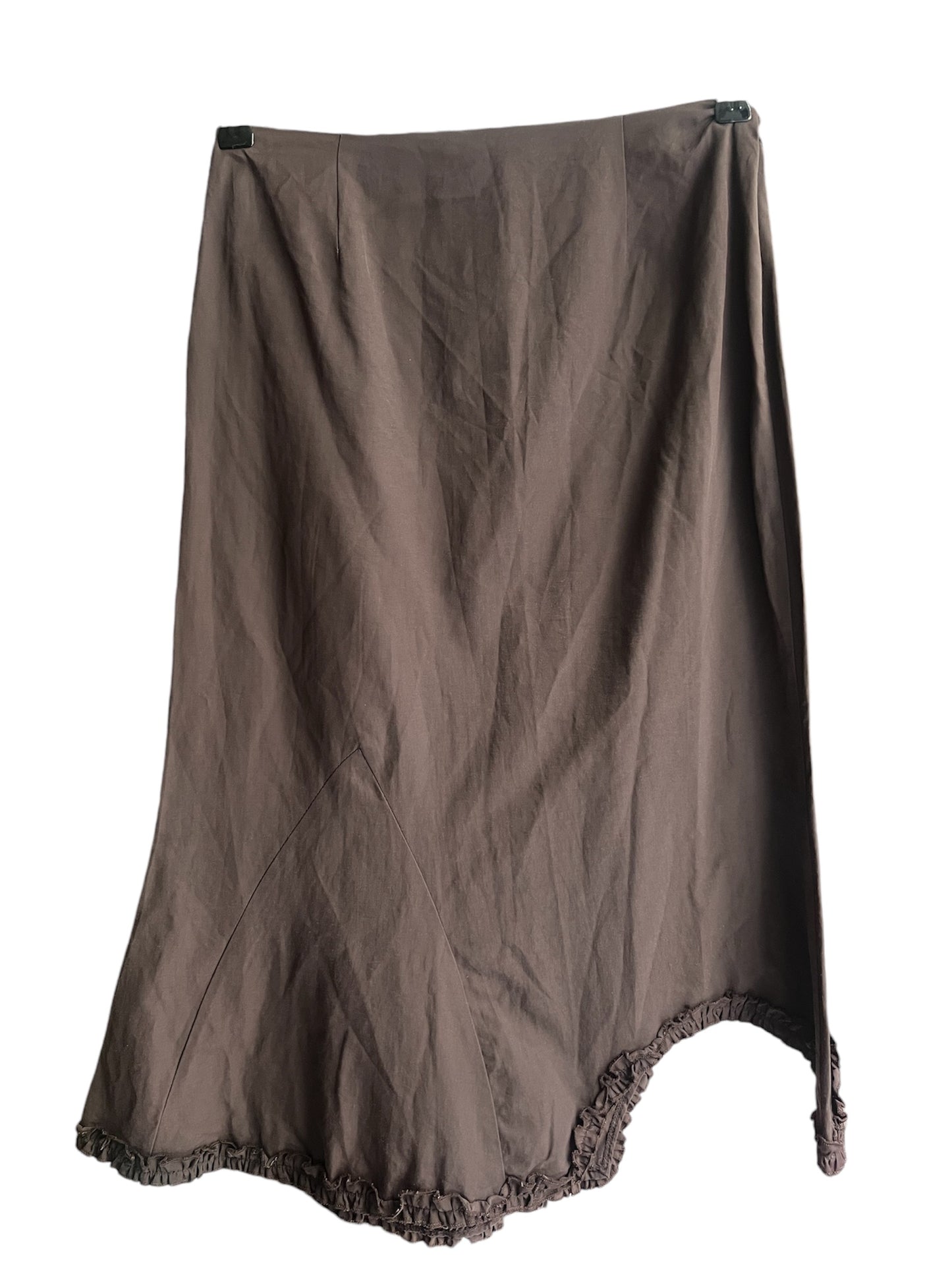 Jupe longue vintage de couleur marron avec broderie. Cette jupe est à retrouver sur notre boutique en ligne ou dans notre friperie située dans le centre-ville de Bordeaux