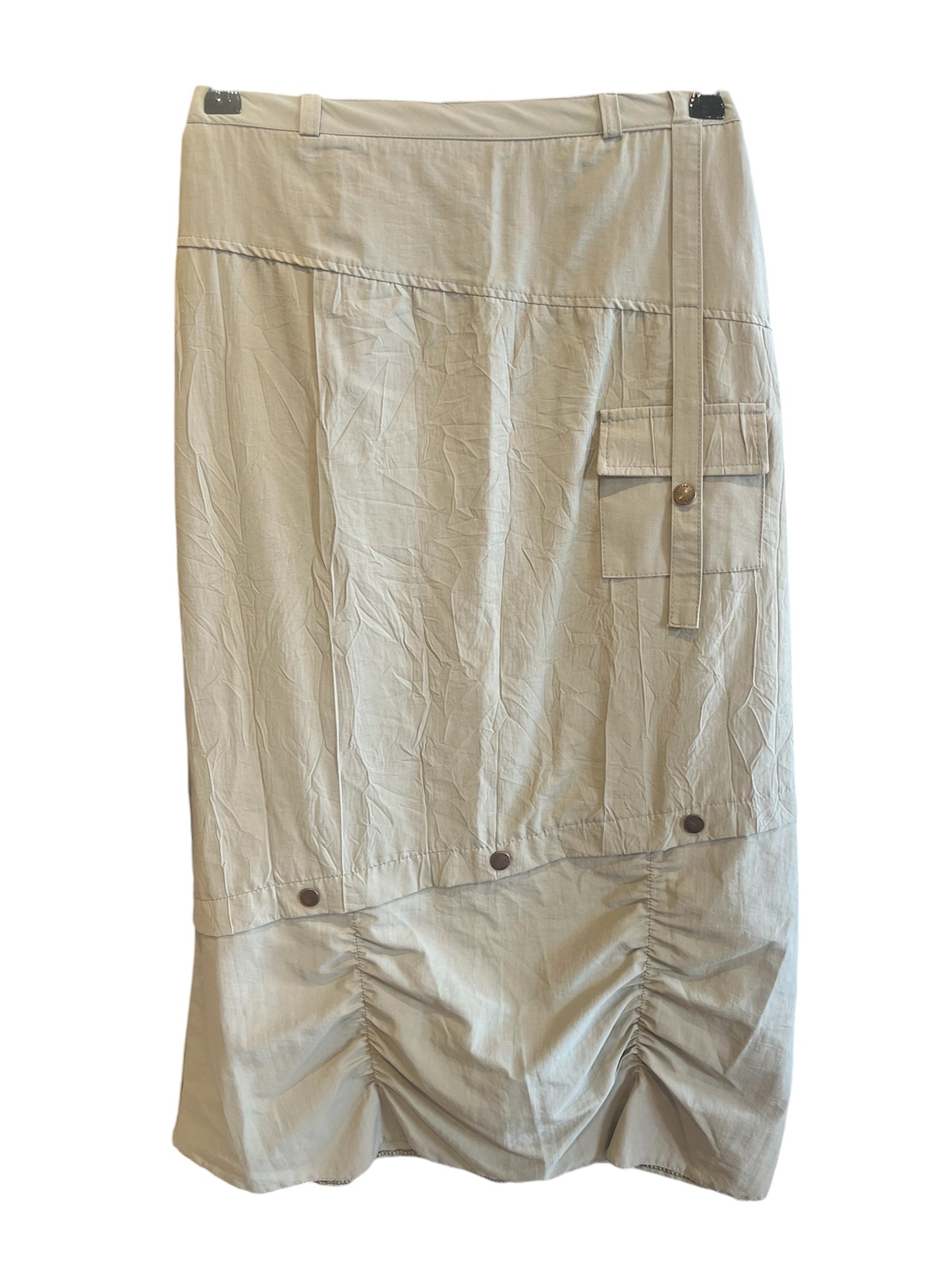 Cette jupe parachute de couleur kaki a été fabriquée en France.
La jupe vintage est à retrouver sur notre boutique en ligne ou directement dans notre friperie située dans le centre de Bordeaux.