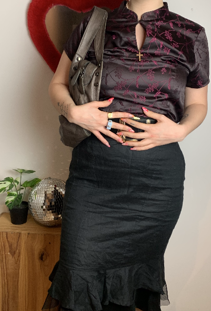 Top satiné noir et mauve y2K porté