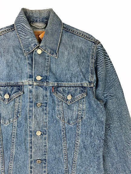 Détail poche veste en jean levis