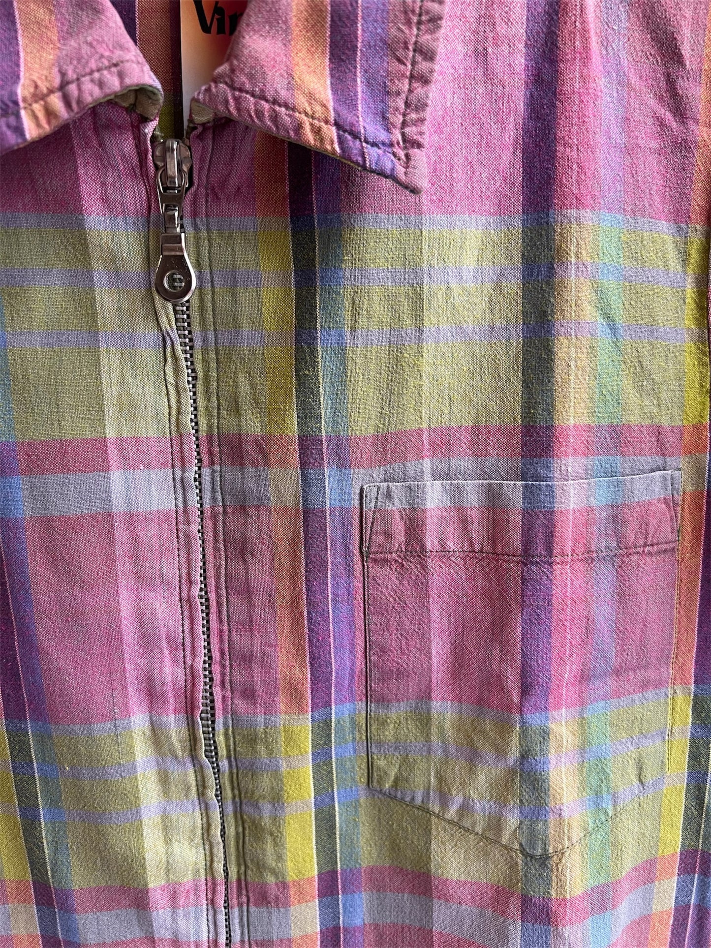 Chemise femme à carreaux des années 90, à retrouver sur la boutique en ligne Canaille Vintage ou dans notre friperie sur Bordeaux centre.