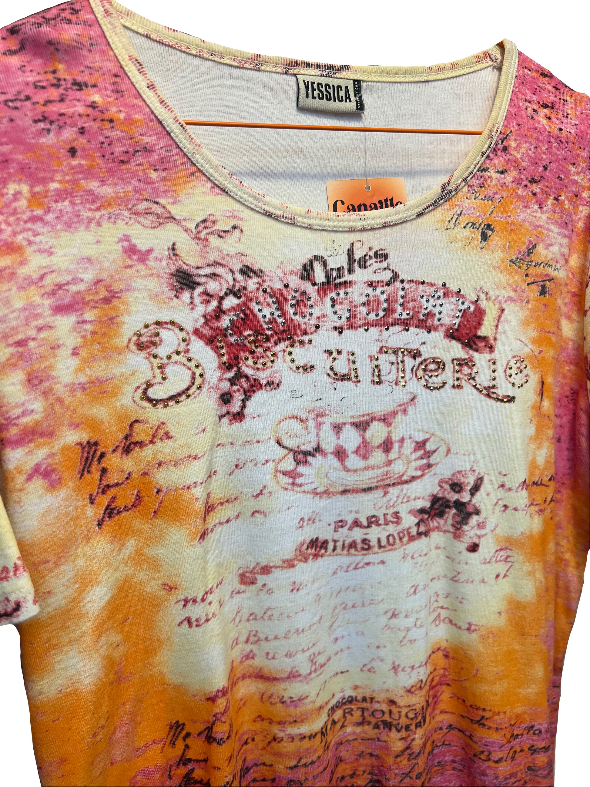tee shirt à motis et strass, de couleur beige rose et orange. A retrouver à la friperie Canaille Vintage à Bordeaux.
