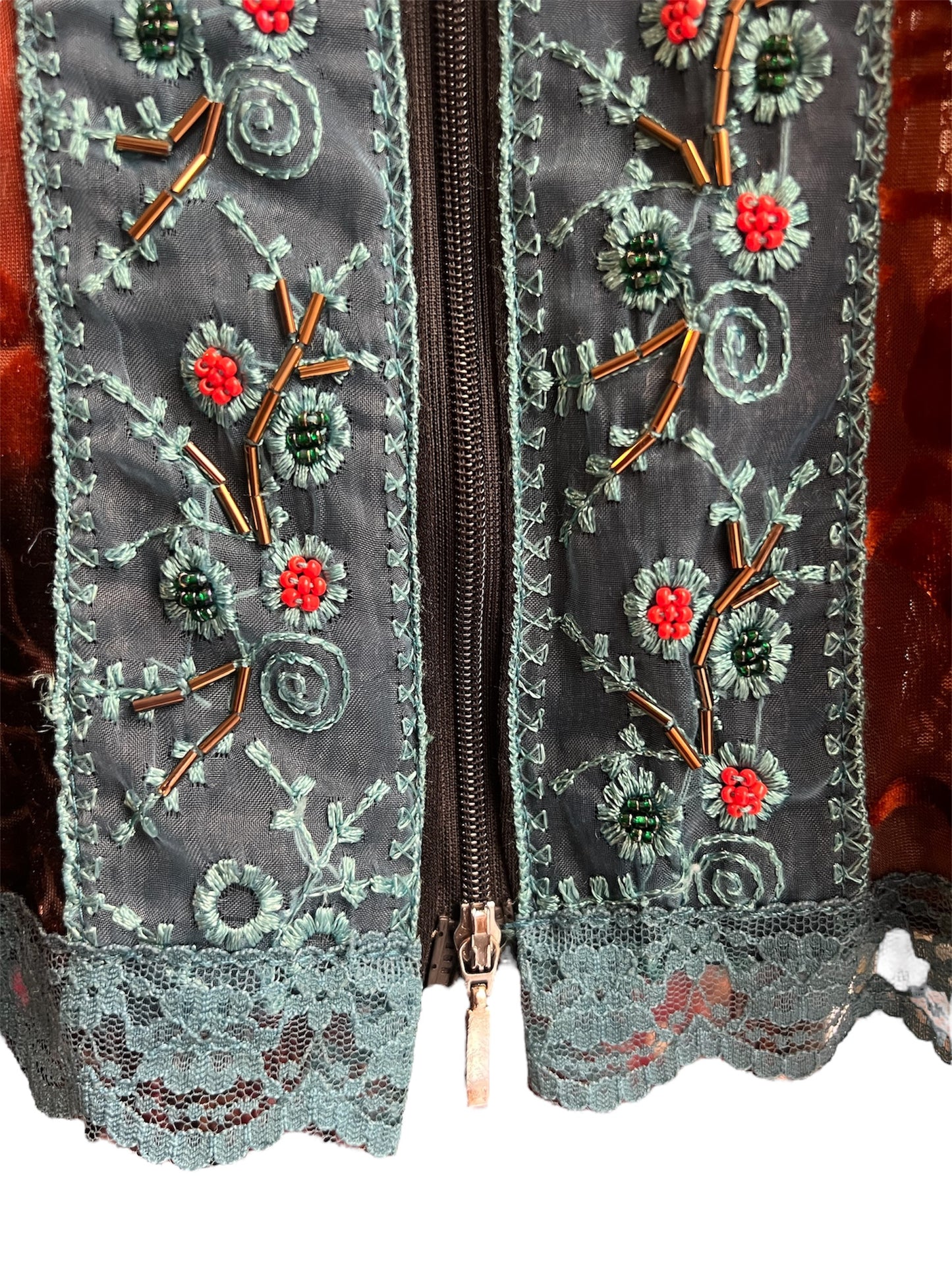 Gilet gipsy, à manches longues en dentelle à retouver sur la boutique en ligne Canaille Vintage ou dans notre friperie en centre ville de Bordeaux