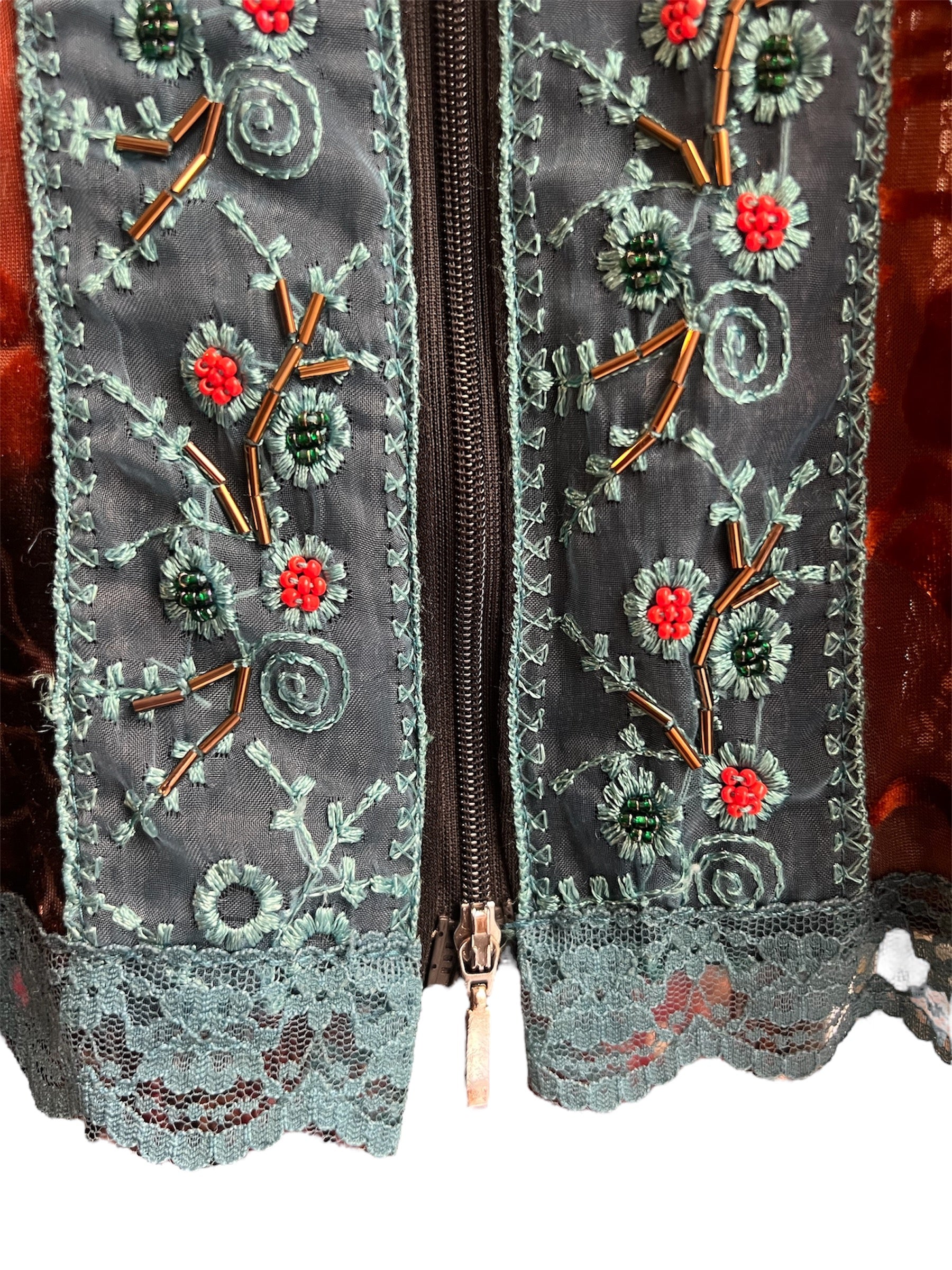 Gilet gipsy, à manches longues en dentelle à retouver sur la boutique en ligne Canaille Vintage ou dans notre friperie en centre ville de Bordeaux