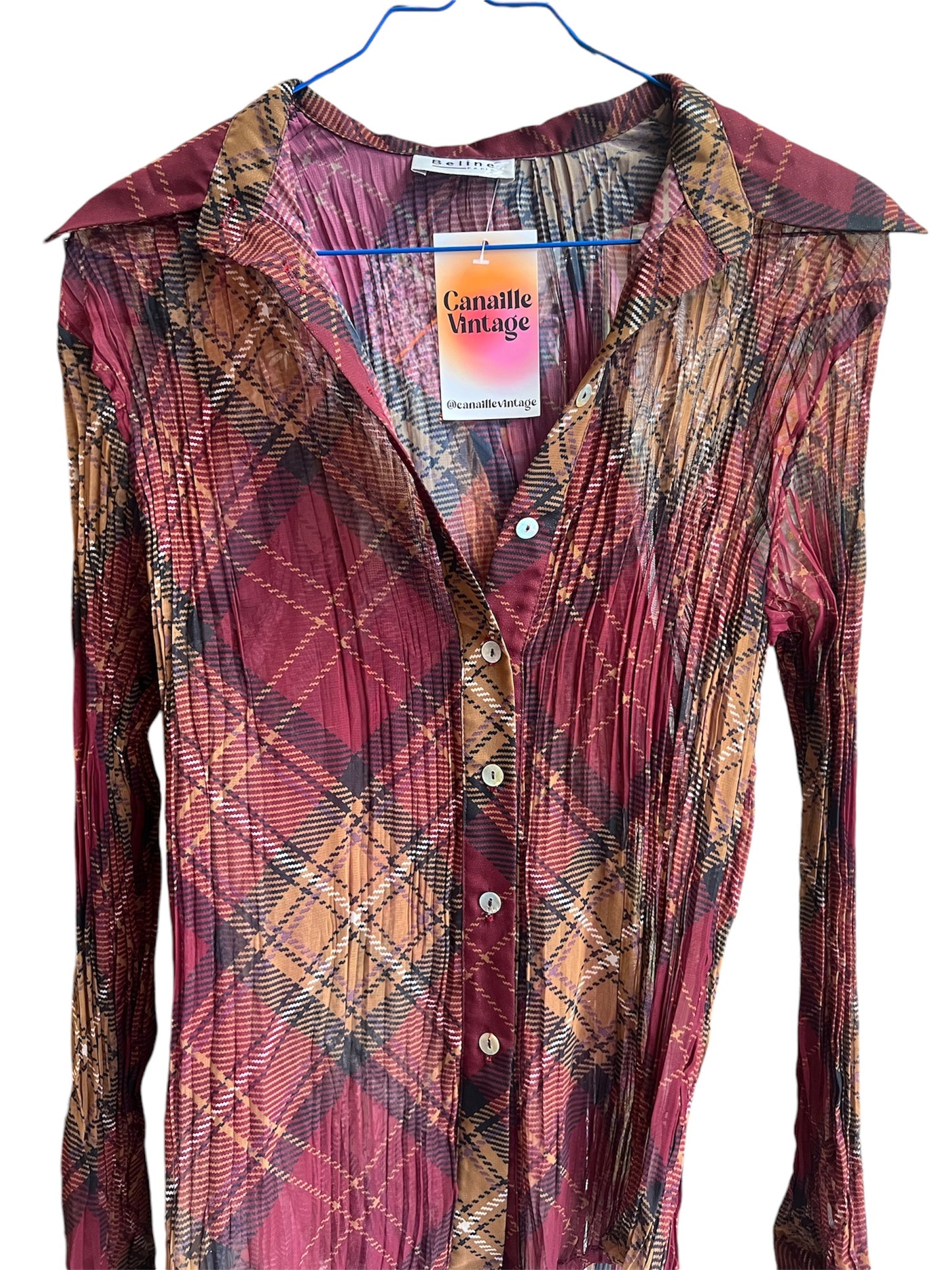 Chemise plissée motif tartan, des années 2000. Couleur bordeaux et marron.
A retrouver sur la friperie en ligne Canaille Vintage et à la friperie à Bordeaux centre