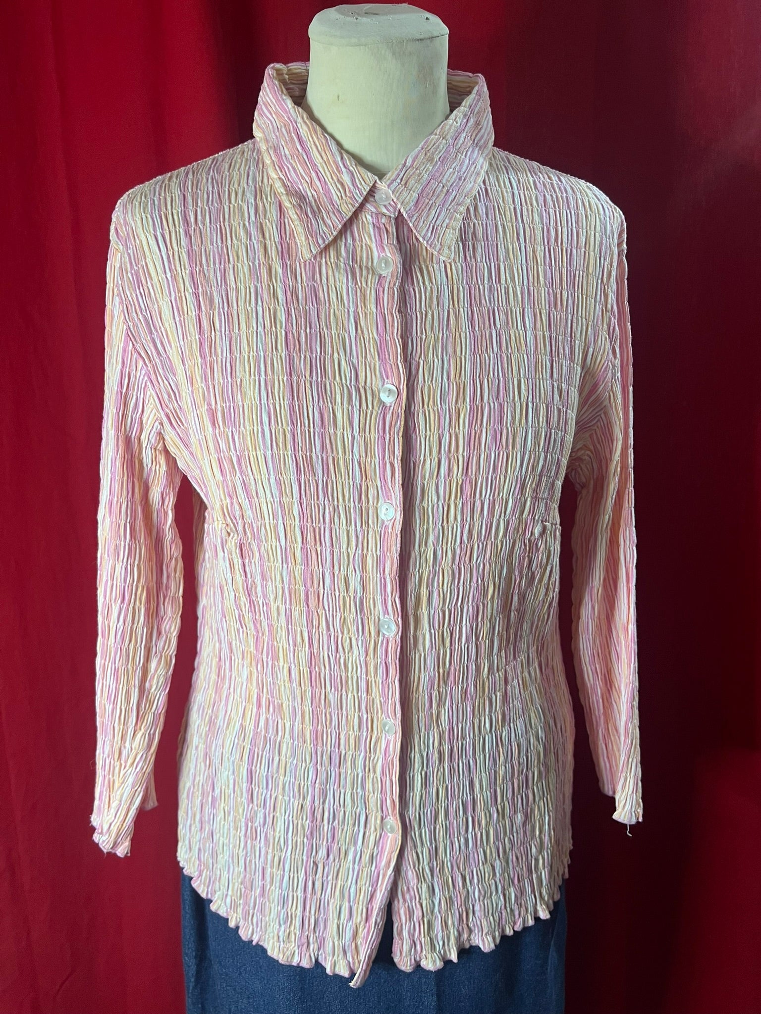 chemise plissée vintage, datant des années 2000, couleurs pastel
