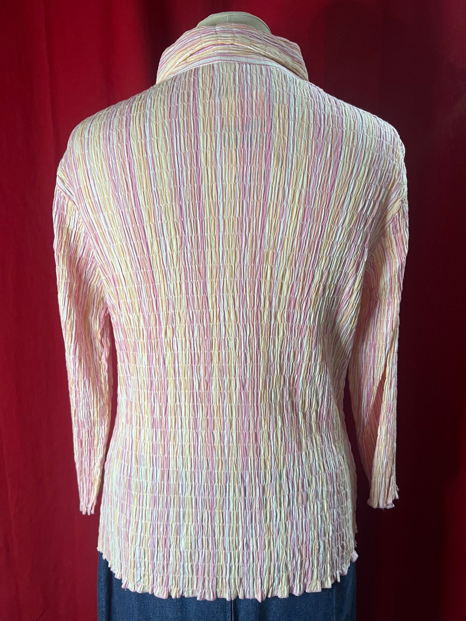 chemise plissée vintage, datant des années 2000, couleurs pastel