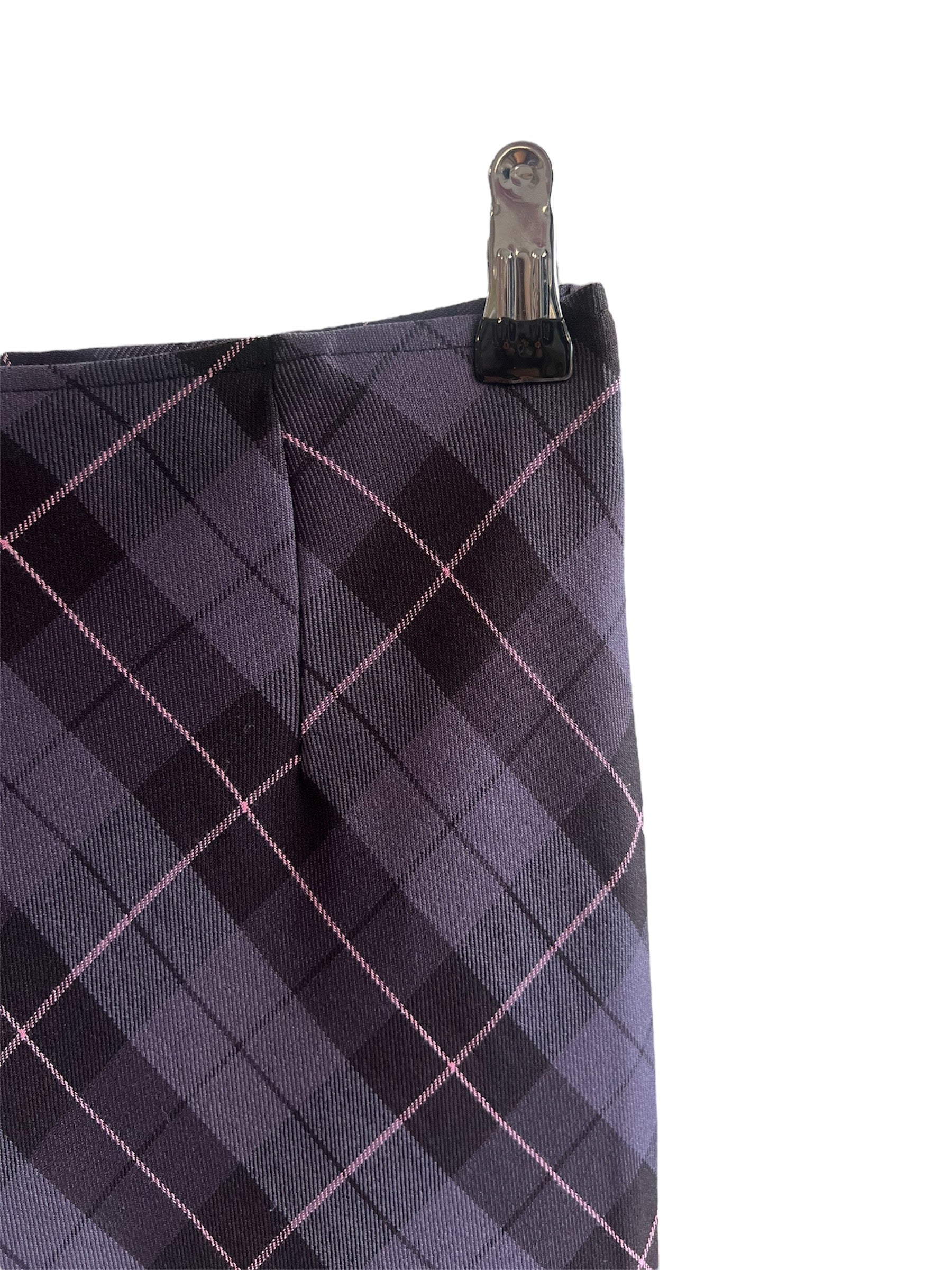 Jupe à carreaux tartan violet foncé / noir à retrouver sur notre boutique en ligne Canaille Vintage ou dans notre friperie à Bordeaux centre