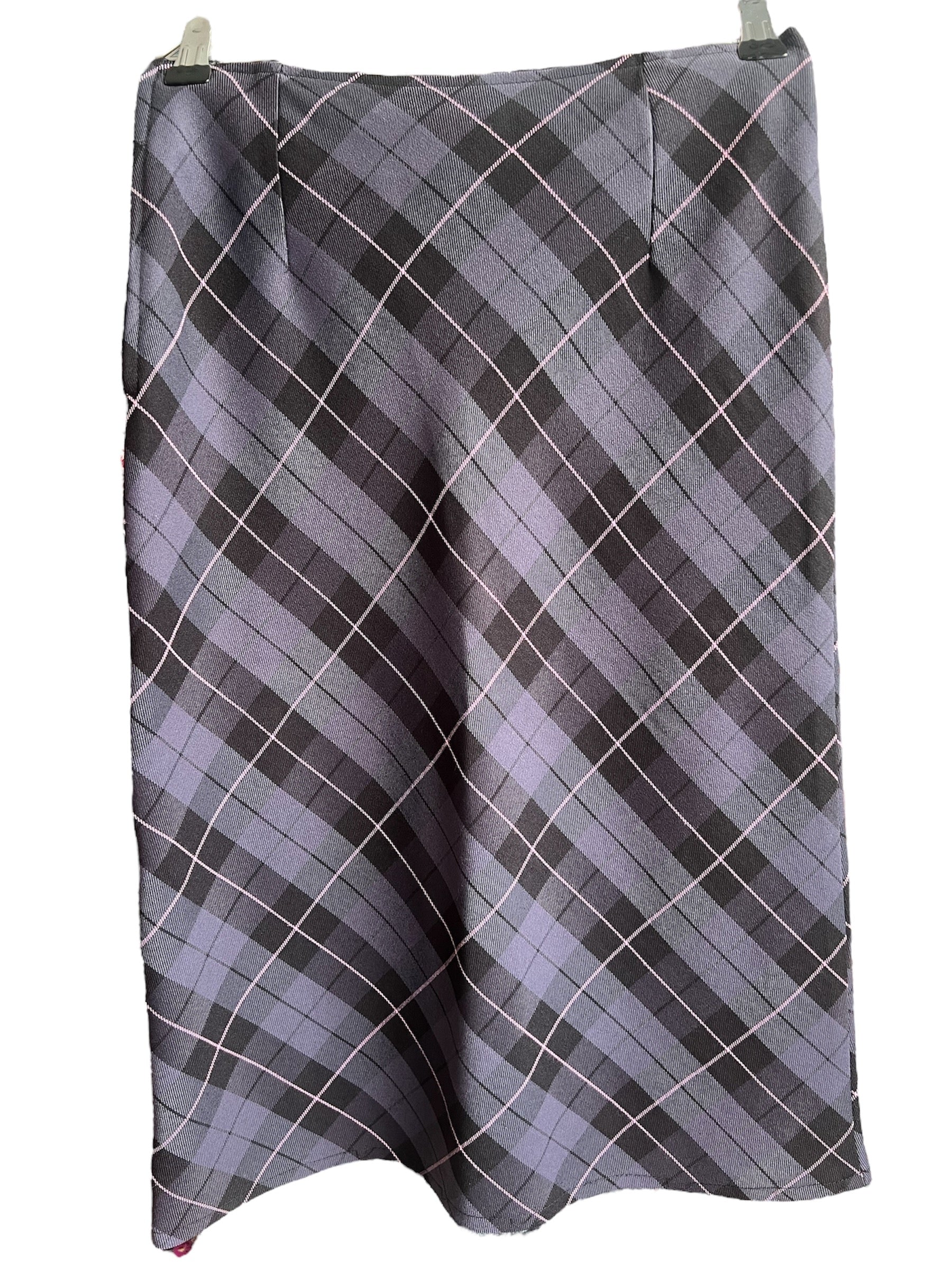 Jupe à carreaux tartan violet foncé / noir à retrouver sur notre boutique en ligne Canaille Vintage ou dans notre friperie à Bordeaux centre