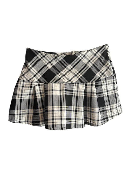 Canaille Vintage vous propose une pièce vintage sélectionnée avec soin.
Une courte jupe à motif tartan noir et blanc. Cette jupe est en taille 38.
Cette pièce vintage est à retrouver dans notre friperie au 39 rue des Bahutiers dans le centre-ville de Bordeaux ou sur le site internet : www.canaillevintage.com