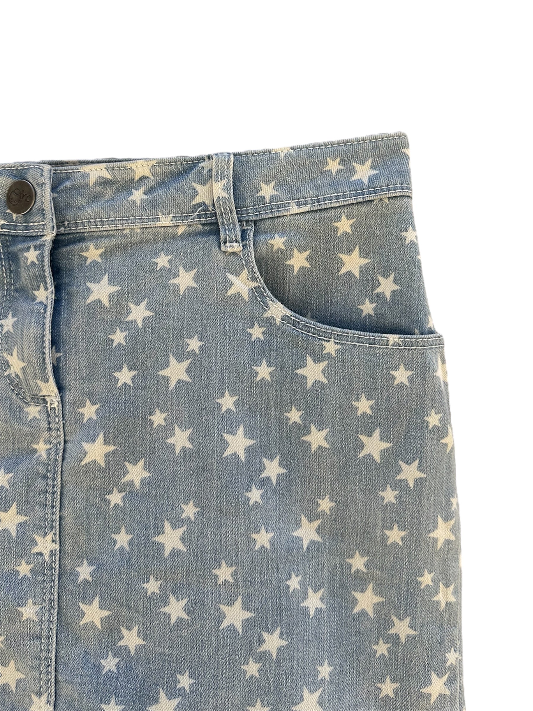 Canaille Vintage vous propose une pièce de seconde main sélectionnée avec soin.
Une mini-jupe en jean avec des motifs d'étoiles blanches de différentes tailles. Cette courte jupe est en taille 36.
Cette pièce de seconde main est à retrouver dans notre friperie au 39 rue des Bahutiers dans le centre-ville de Bordeaux ou sur le site internet : www.canaillevintage.com