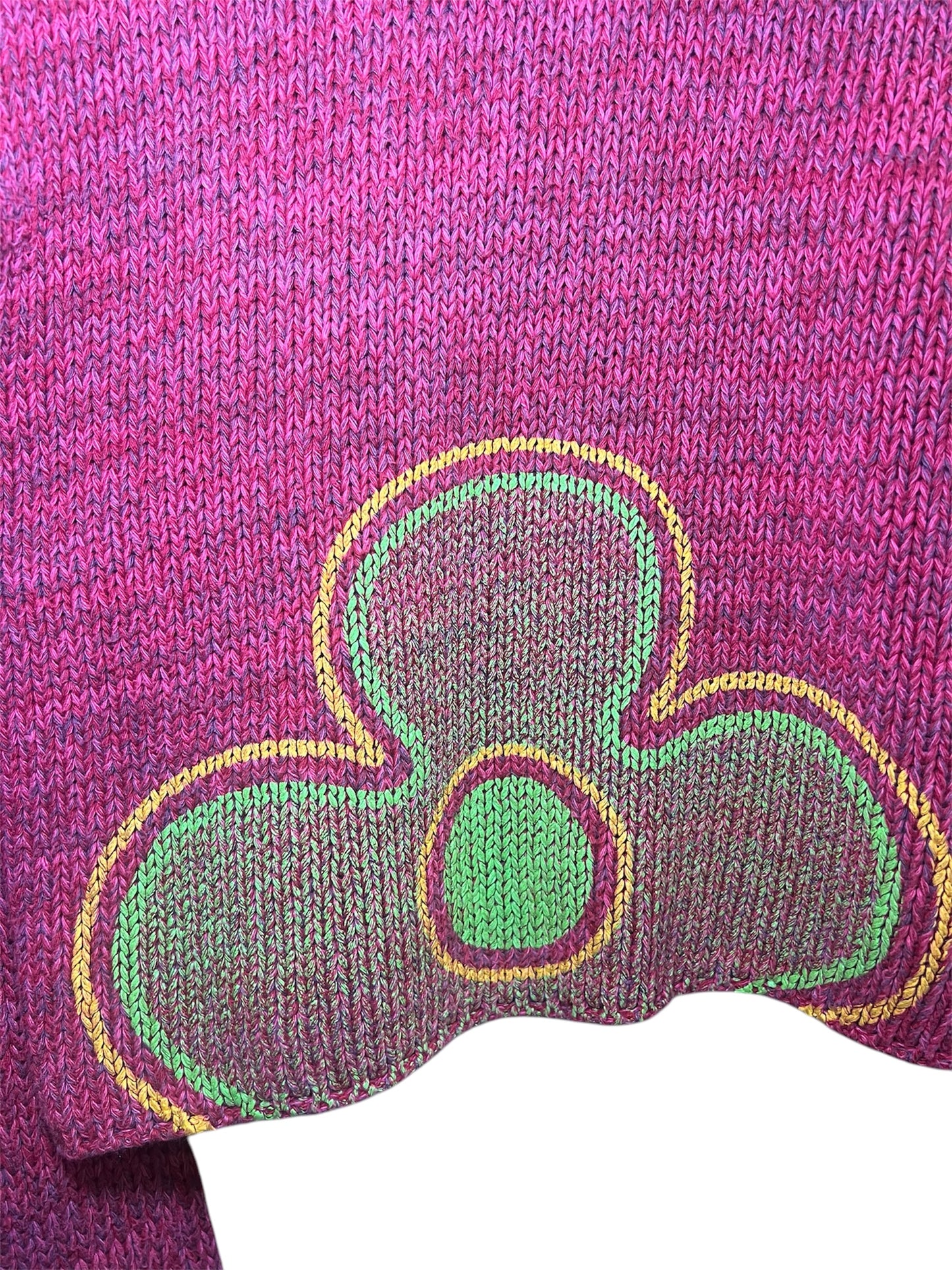 Pull court des années 2000, avec motif de fleur. A retrouver chez Canaille Vintage, friperie à Bordeaux