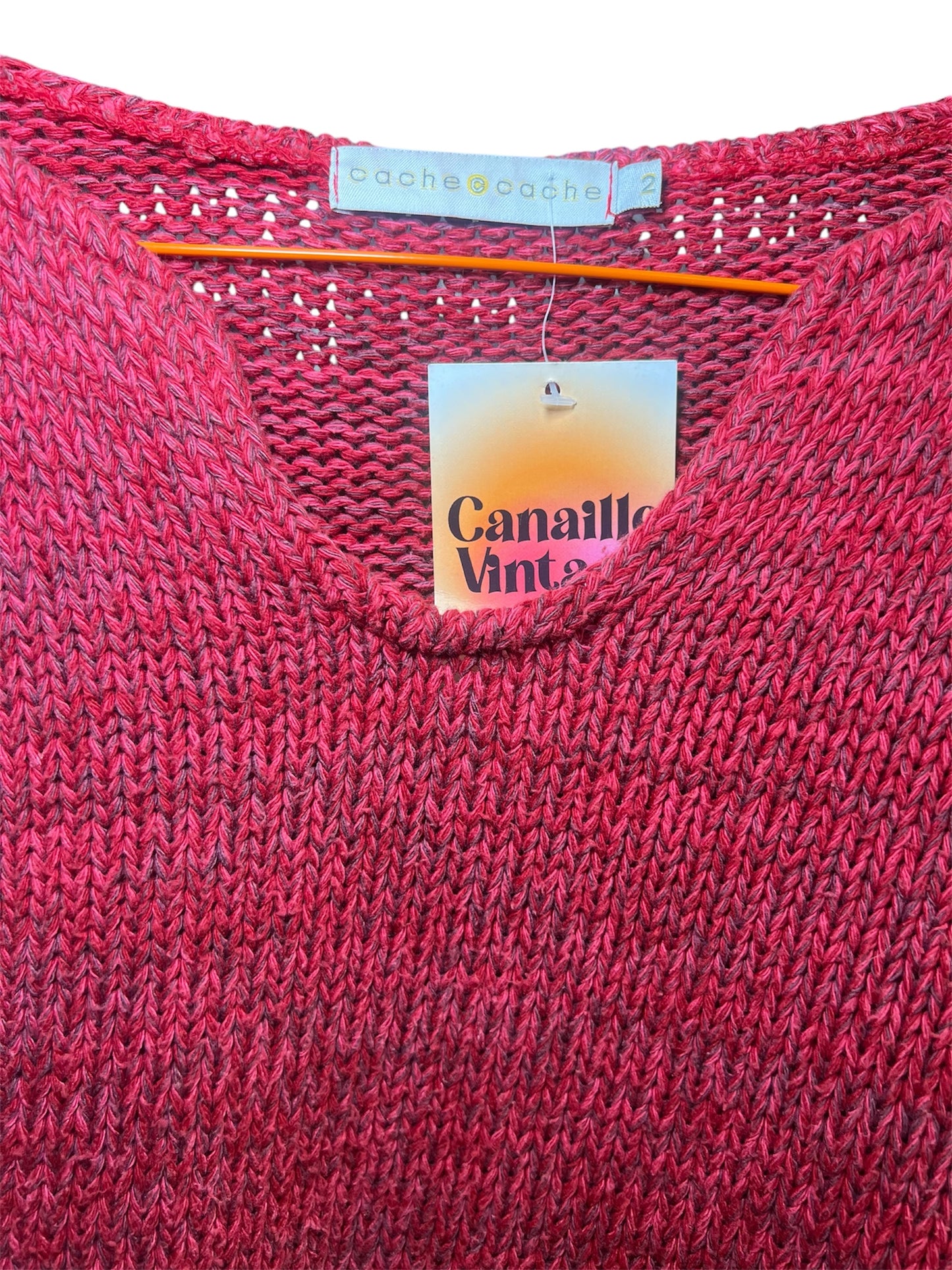 Pull court des années 2000, avec motif de fleur. A retrouver chez Canaille Vintage, friperie à Bordeaux