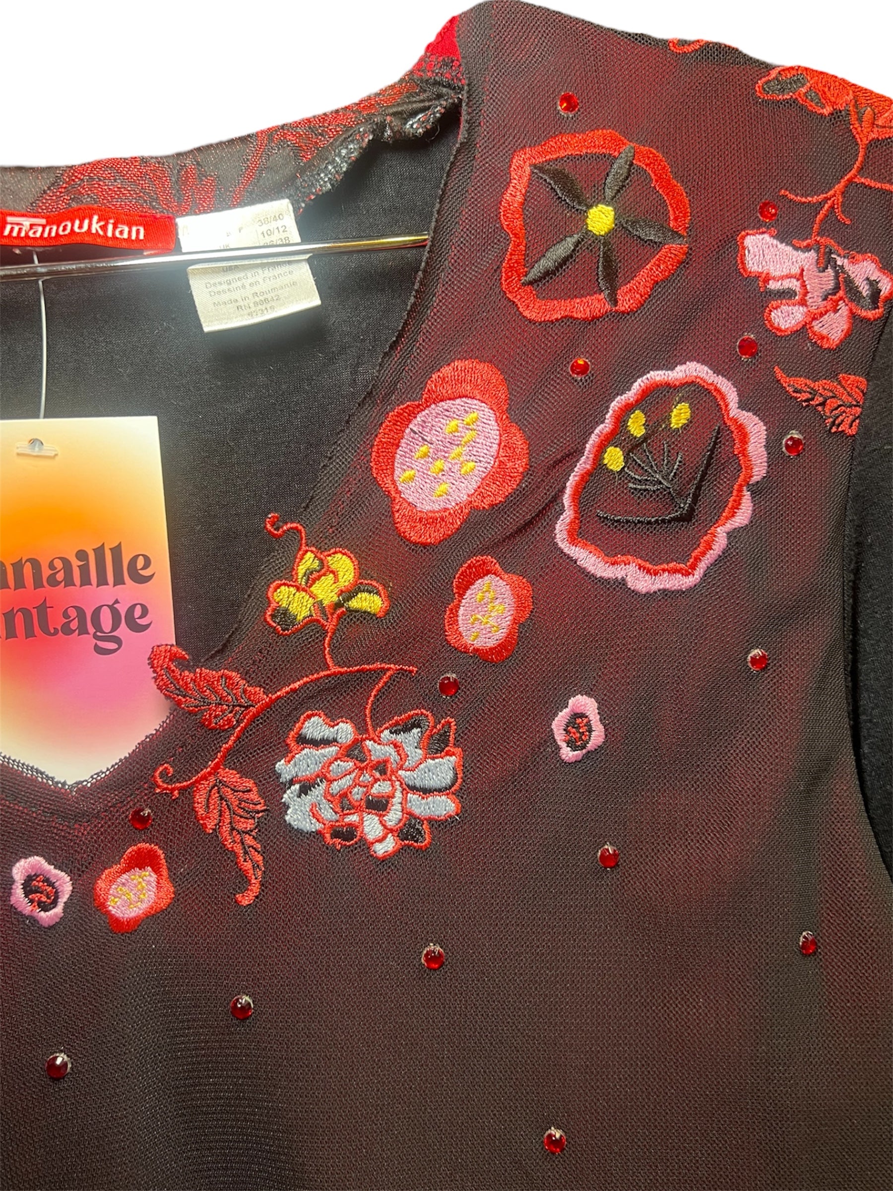 Top années 2000 en mesh noir et broderies rouge. A retrouver chez Canaille Vintage, friperie à Bordeaux.