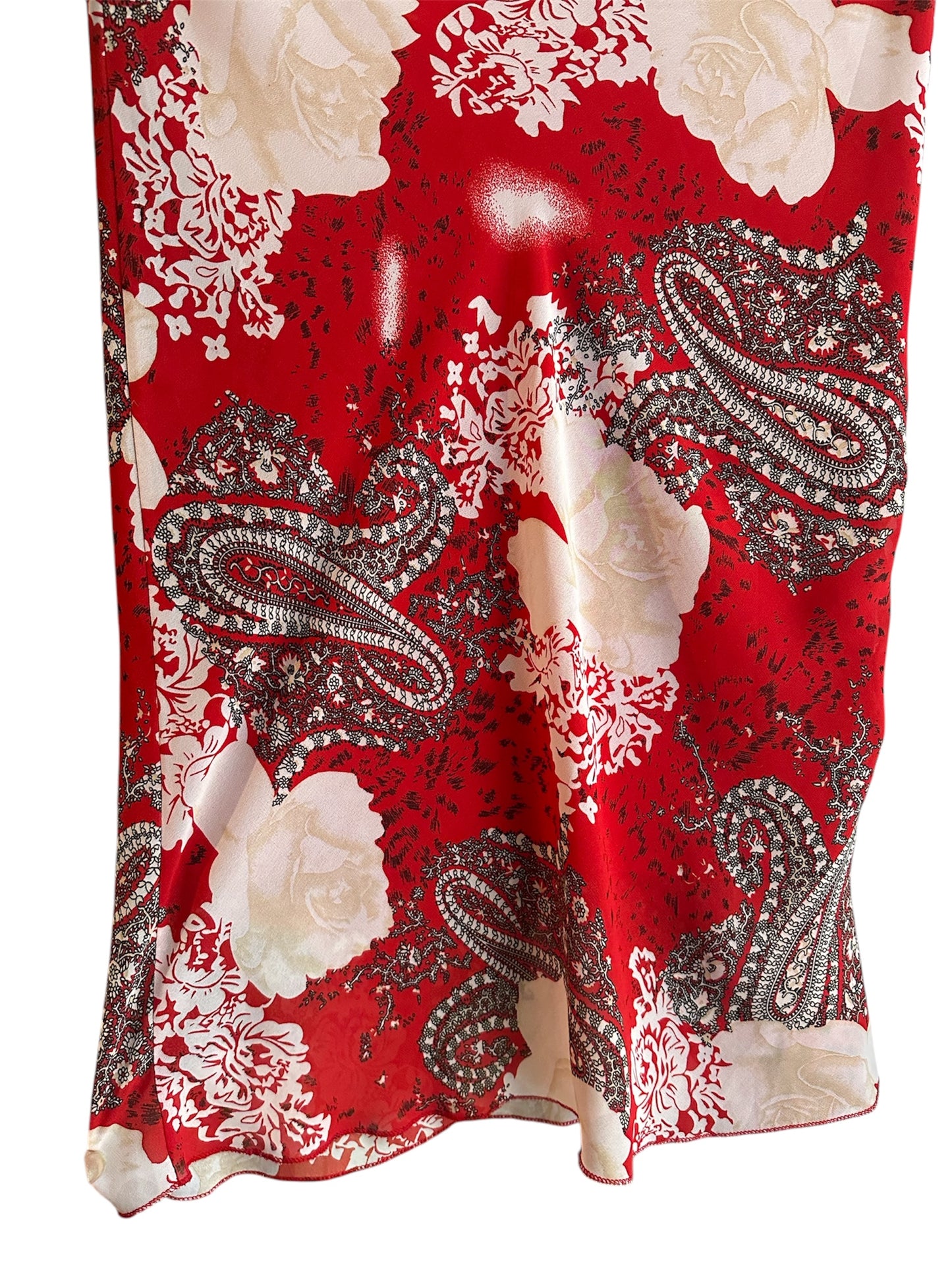 Jupe Y2K rouge à motifs, en mesh. A retrouver chez Canaille Vintage, friperie à bordeaux.