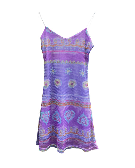 Canaille Vintage vous propose une pièce vintage sélectionnée avec soin.
Une robe mi-longue violette à motif. Elle est à bretelles, dans un style Y2K et/ou des années 2000s. Cette robe est en taille unique.
Cette pièce vintage est à retrouver dans notre friperie au 39 rue des Bahutiers dans le centre-ville de Bordeaux ou sur le site internet : www.canaillevintage.com