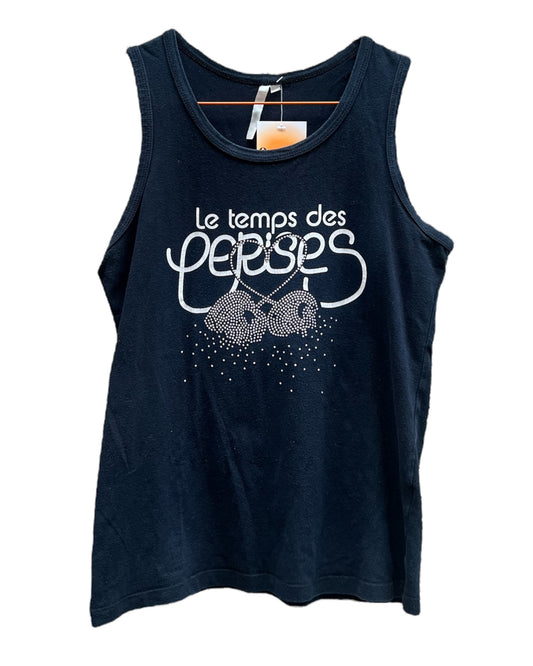 Canaille Vintage vous propose une pièce vintage sélectionnée avec soin.
Un top Le temps des Cerises à strass. Dans un style Y2K et des années 2000's Ce top est en taille 38.
Cette pièce vintage est à retrouver dans notre friperie au 39 rue des Bahutiers dans le centre-ville de Bordeaux ou sur le site internet : www.canaillevintage.com