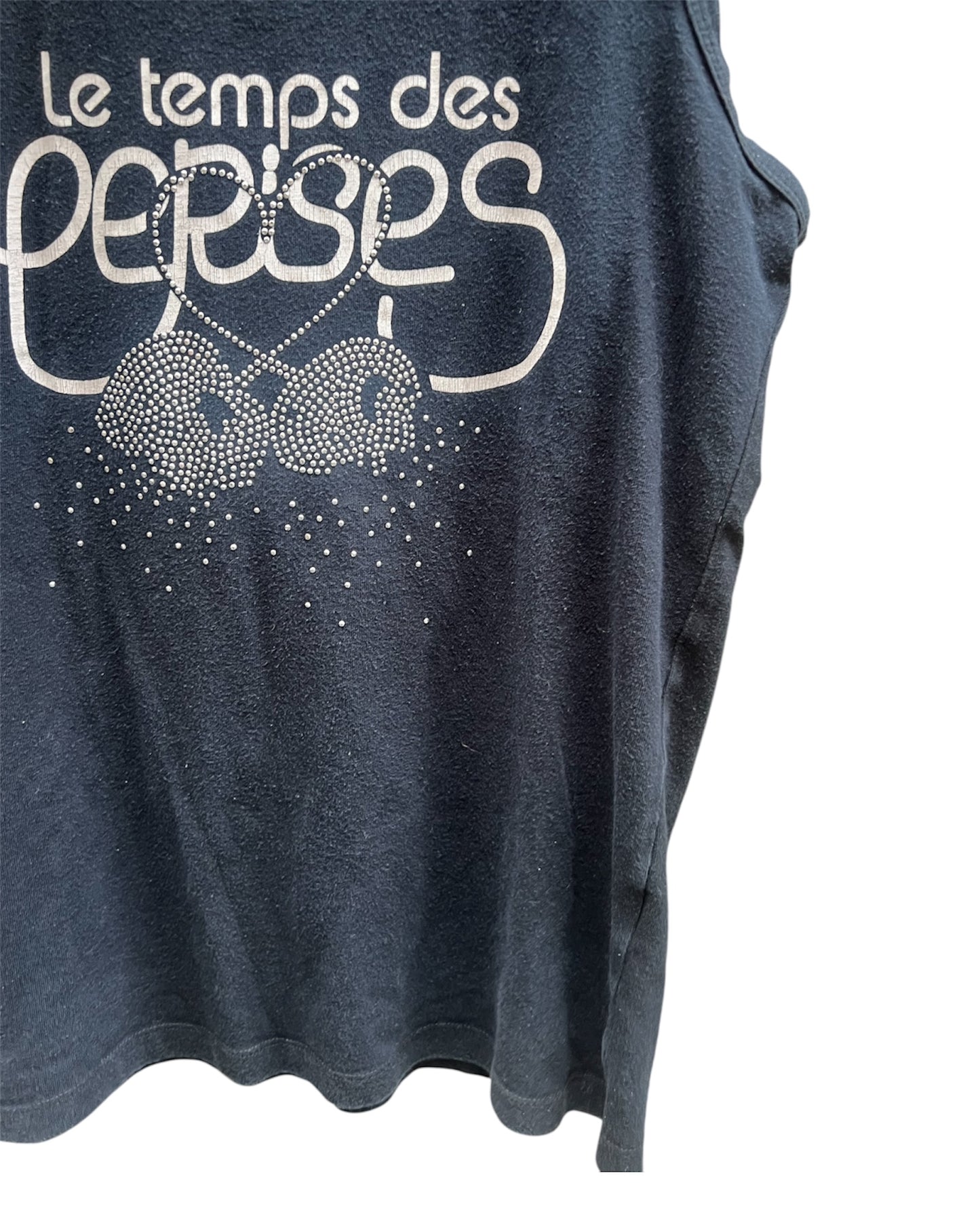 Canaille Vintage vous propose une pièce vintage sélectionnée avec soin.
Un top Le temps des Cerises à strass. Dans un style Y2K et des années 2000's Ce top est en taille 38.
Cette pièce vintage est à retrouver dans notre friperie au 39 rue des Bahutiers dans le centre-ville de Bordeaux ou sur le site internet : www.canaillevintage.com