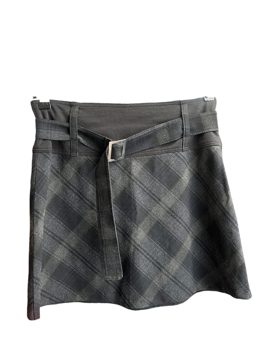 Jupe courte tartan avec une ceinture intégrée. La jupe est à retrouver sur notre boutique en ligne ou dans notre friperie située dans le centre-ville de Bordeaux.