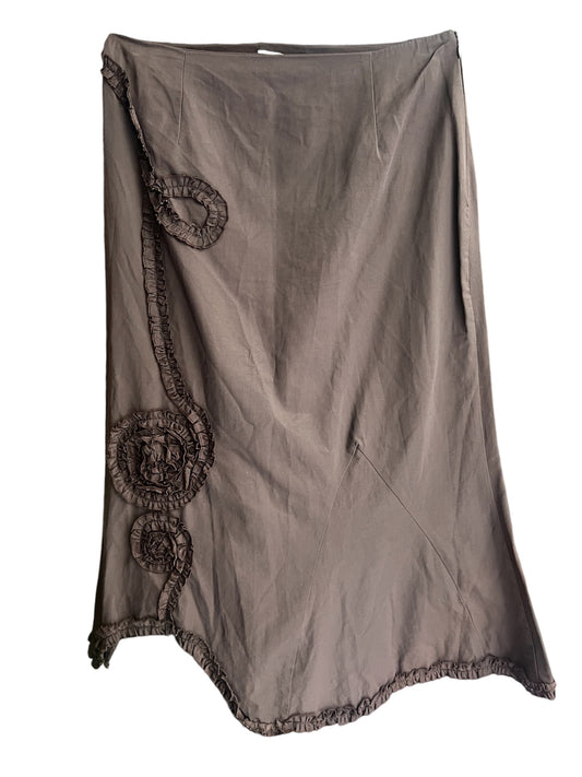 Jupe longue vintage de couleur marron avec broderie. Cette jupe est à retrouver sur notre boutique en ligne ou dans notre friperie située dans le centre-ville de Bordeaux