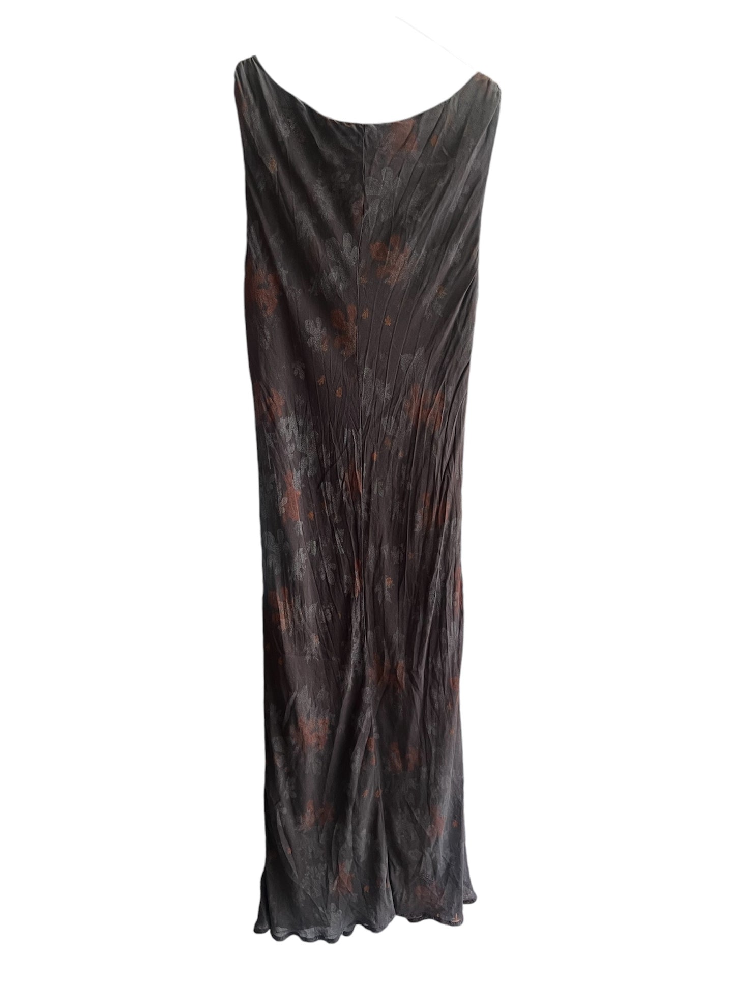 Robe longue vintage avec une doublure intégrée et des motifs floraux.
Cette robe est à retrouver sur notre boutique en ligne ou directement dans notre friperie située dans le centre de Bordeaux.