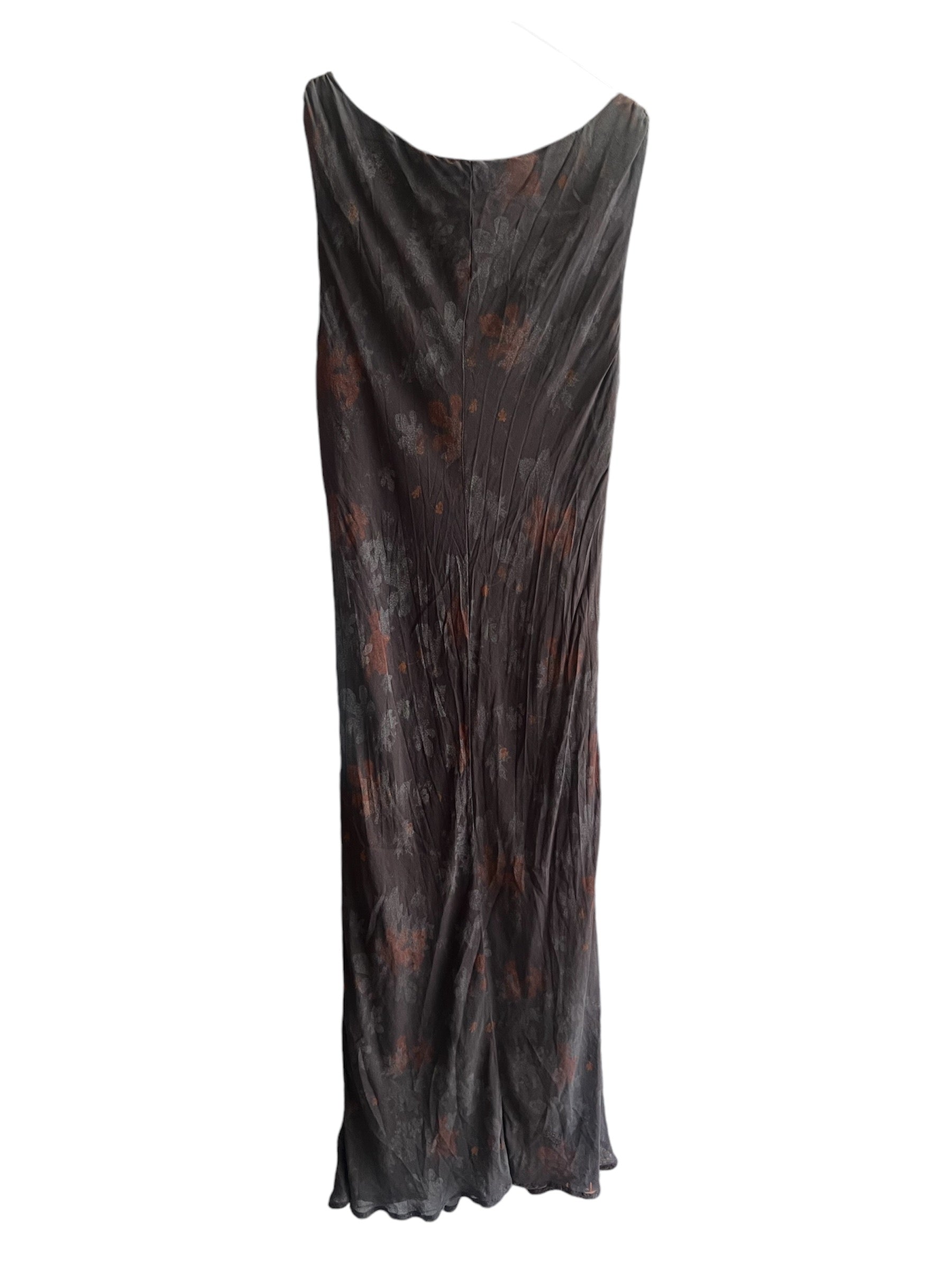 Robe longue vintage avec une doublure intégrée et des motifs floraux.
Cette robe est à retrouver sur notre boutique en ligne ou directement dans notre friperie située dans le centre de Bordeaux.