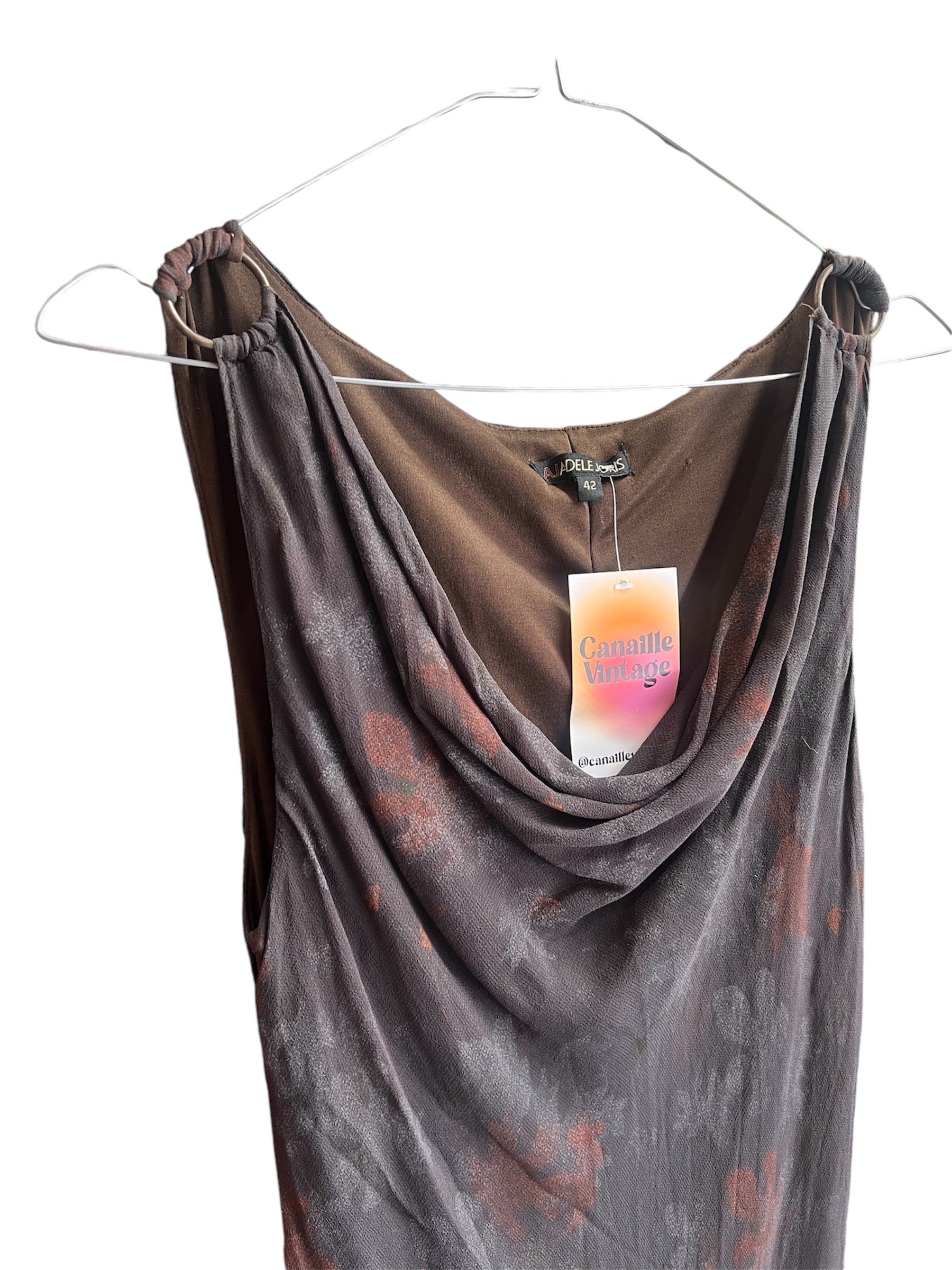 Robe longue vintage avec une doublure intégrée et des motifs floraux.
Cette robe est à retrouver sur notre boutique en ligne ou directement dans notre friperie située dans le centre de Bordeaux.