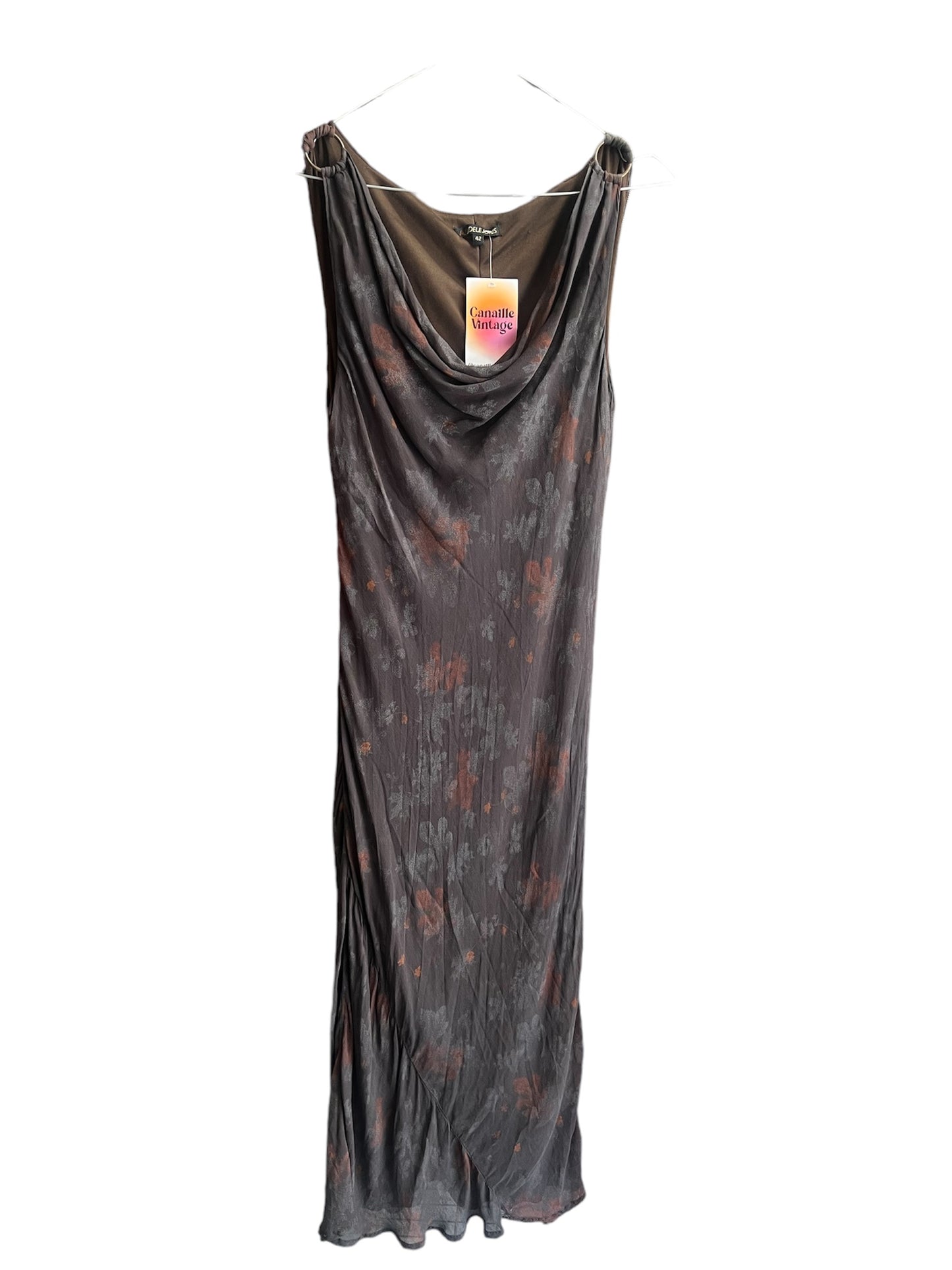 Robe longue vintage avec une doublure intégrée et des motifs floraux.
Cette robe est à retrouver sur notre boutique en ligne ou directement dans notre friperie située dans le centre de Bordeaux.