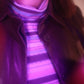 Col roulé violet à rayures porté 