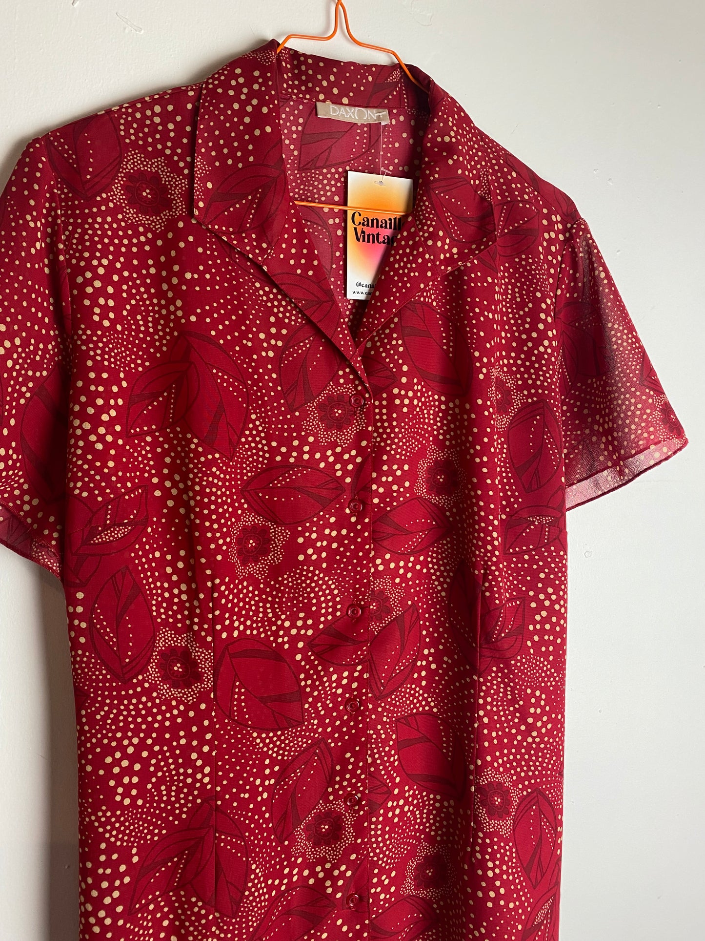 Chemise vintage rouge à motif. Se ferme avec des boutons. Col chemise. Friperie vintage à Bordeaux
