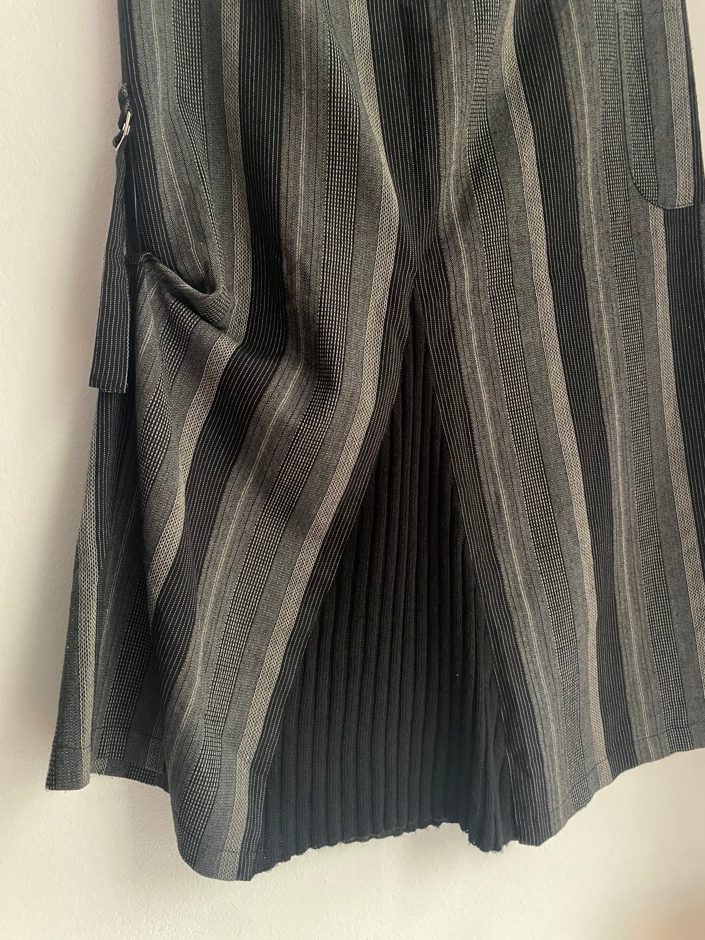 jupe longue Y2K grise et noir avec rayures et fente sur le milieu. Friperie vintage pas cher Bordeaux 