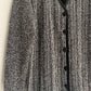 Gilet gris en laine à rayures verticales noir.