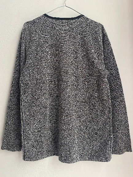 Gilet gris en laine à rayures verticales noir.
